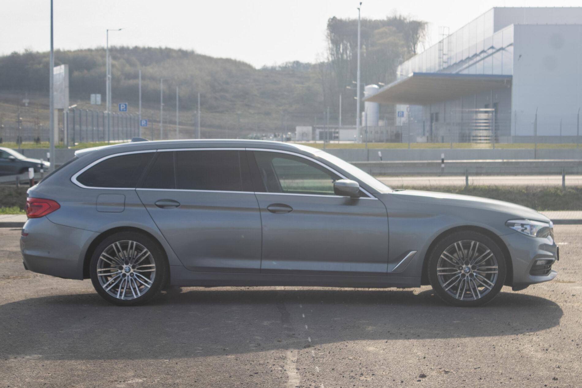 2017 BMW 530d, sivá kombi, 284 000 km