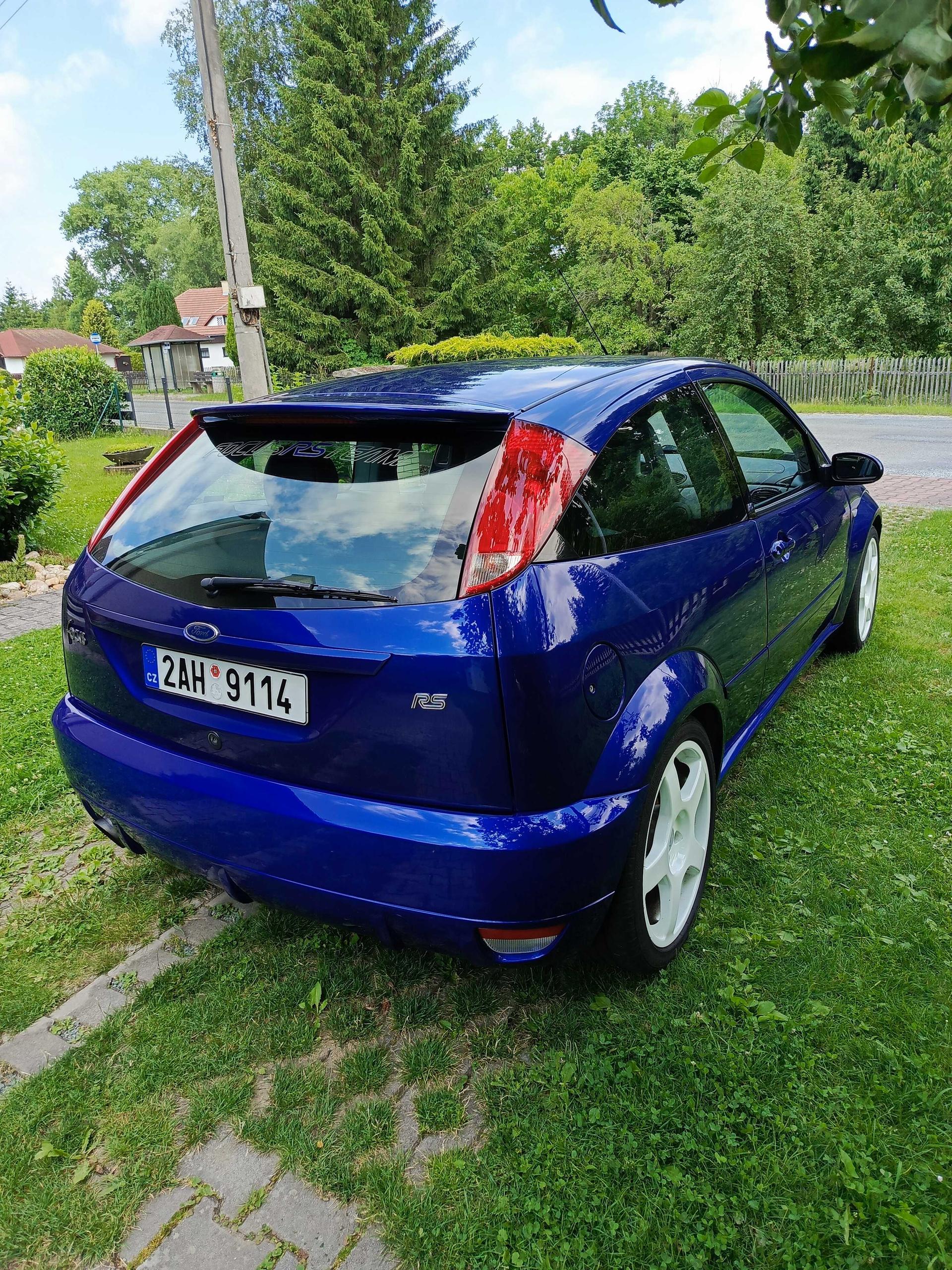 2002 Ford Focus RS, tmavomodrá hatchback, 117 000 km