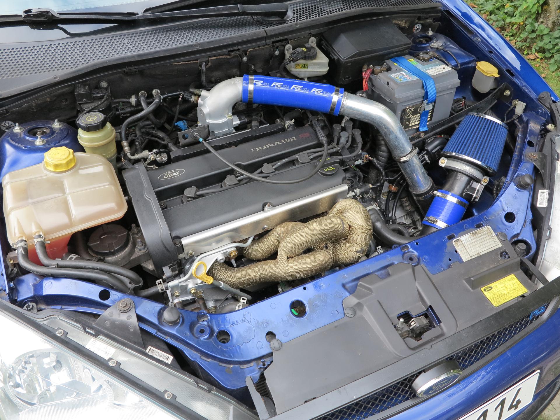 2002 Ford Focus RS, tmavomodrá hatchback, 117 000 km