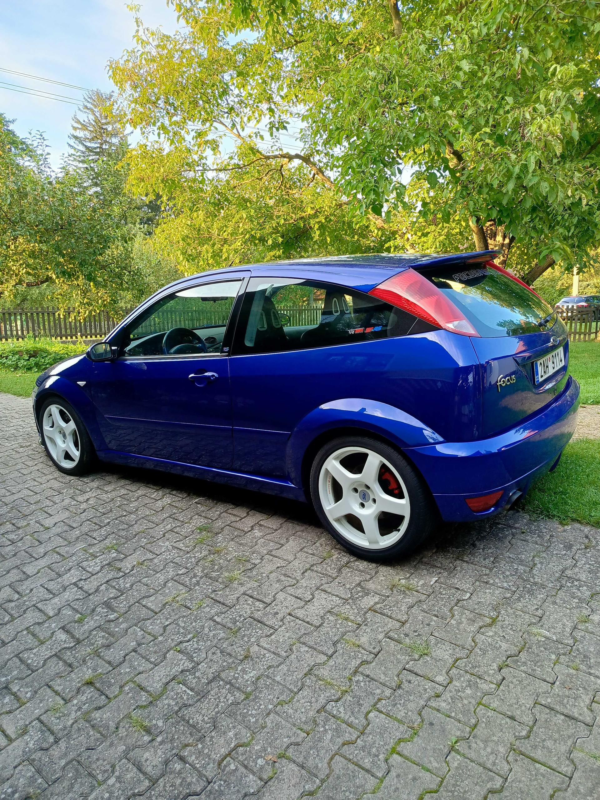 2002 Ford Focus RS, tmavomodrá hatchback, 117 000 km