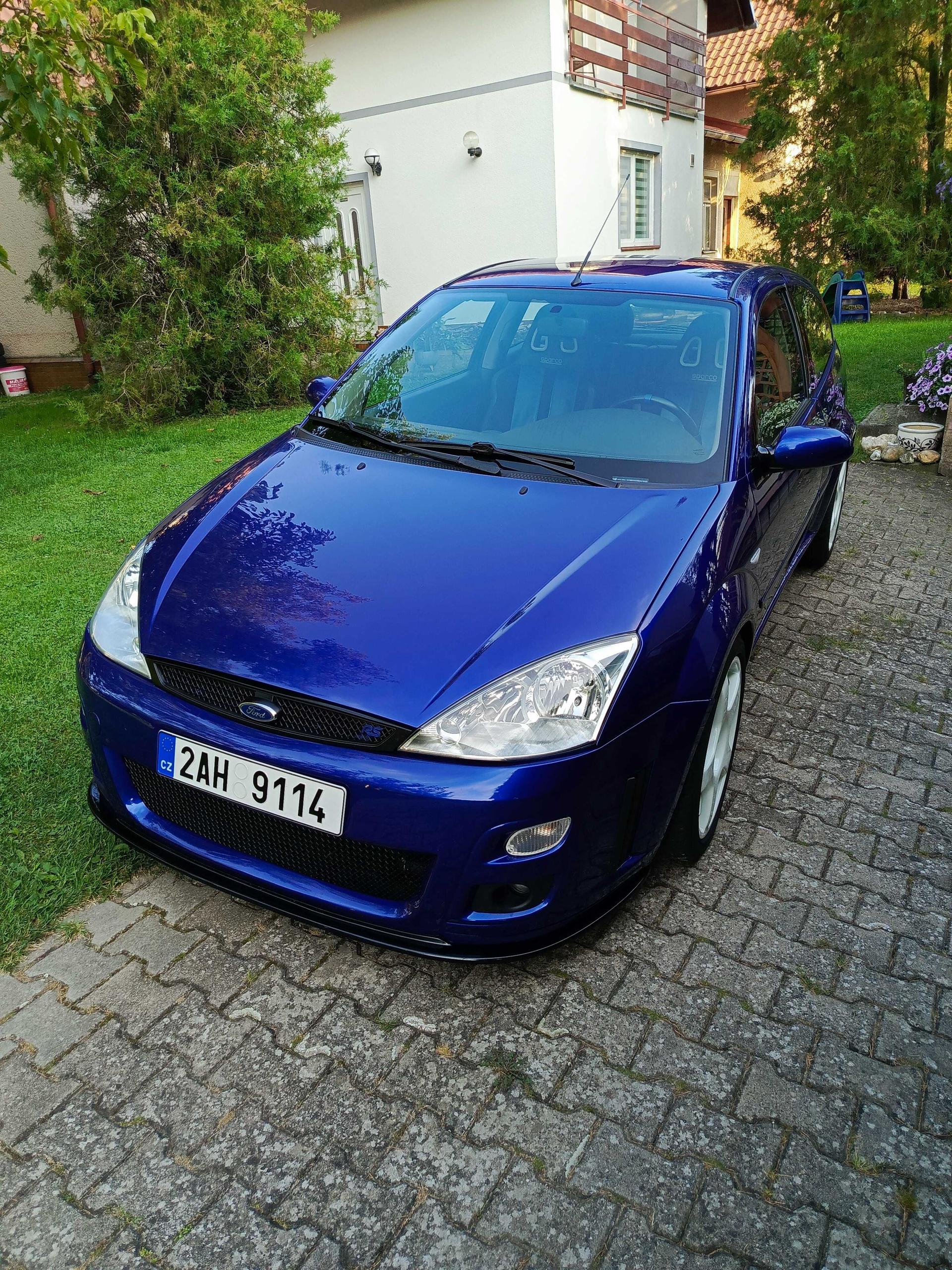 2002 Ford Focus RS, tmavomodrá hatchback, 117 000 km