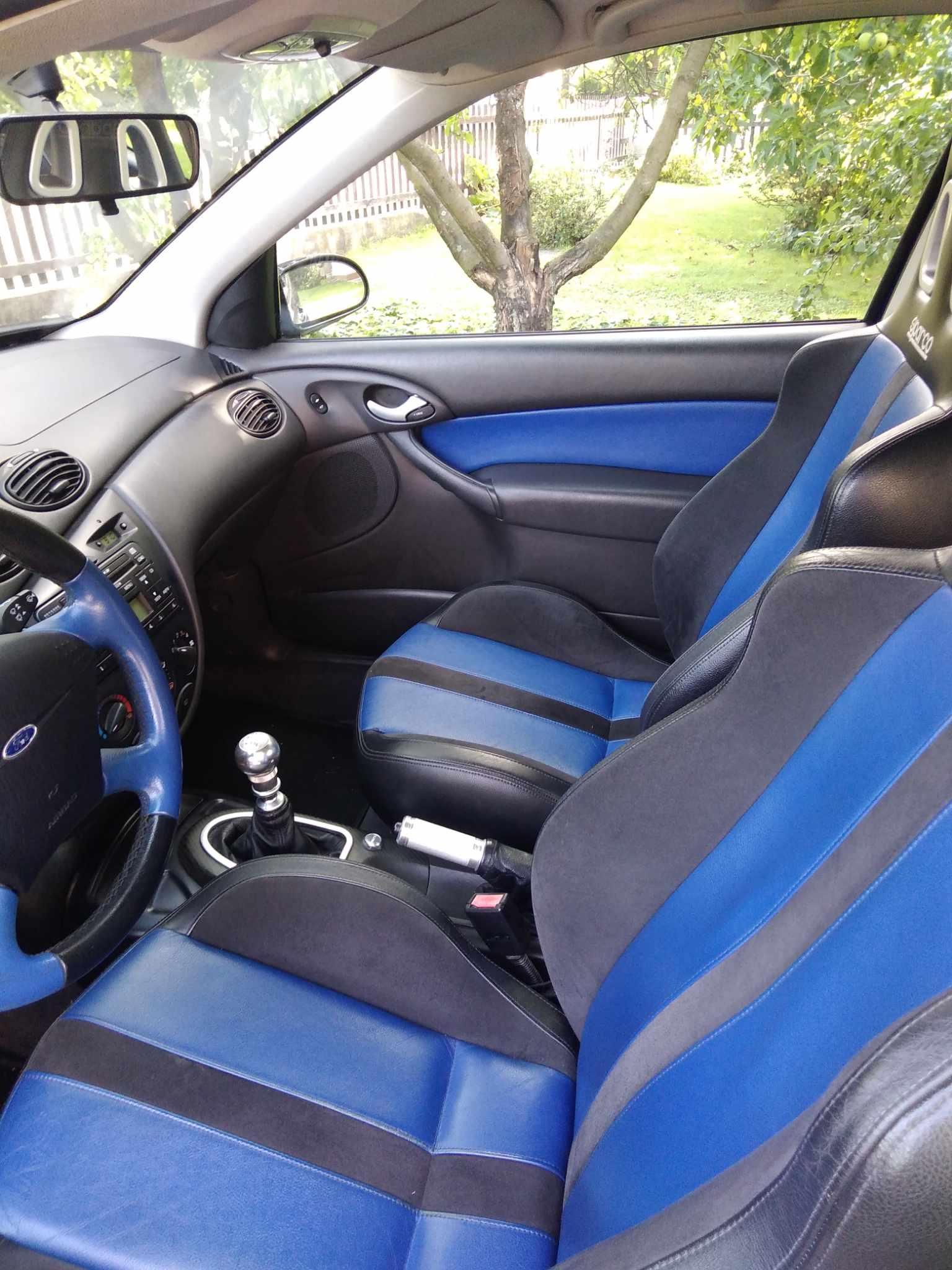 2002 Ford Focus RS, tmavomodrá hatchback, 117 000 km