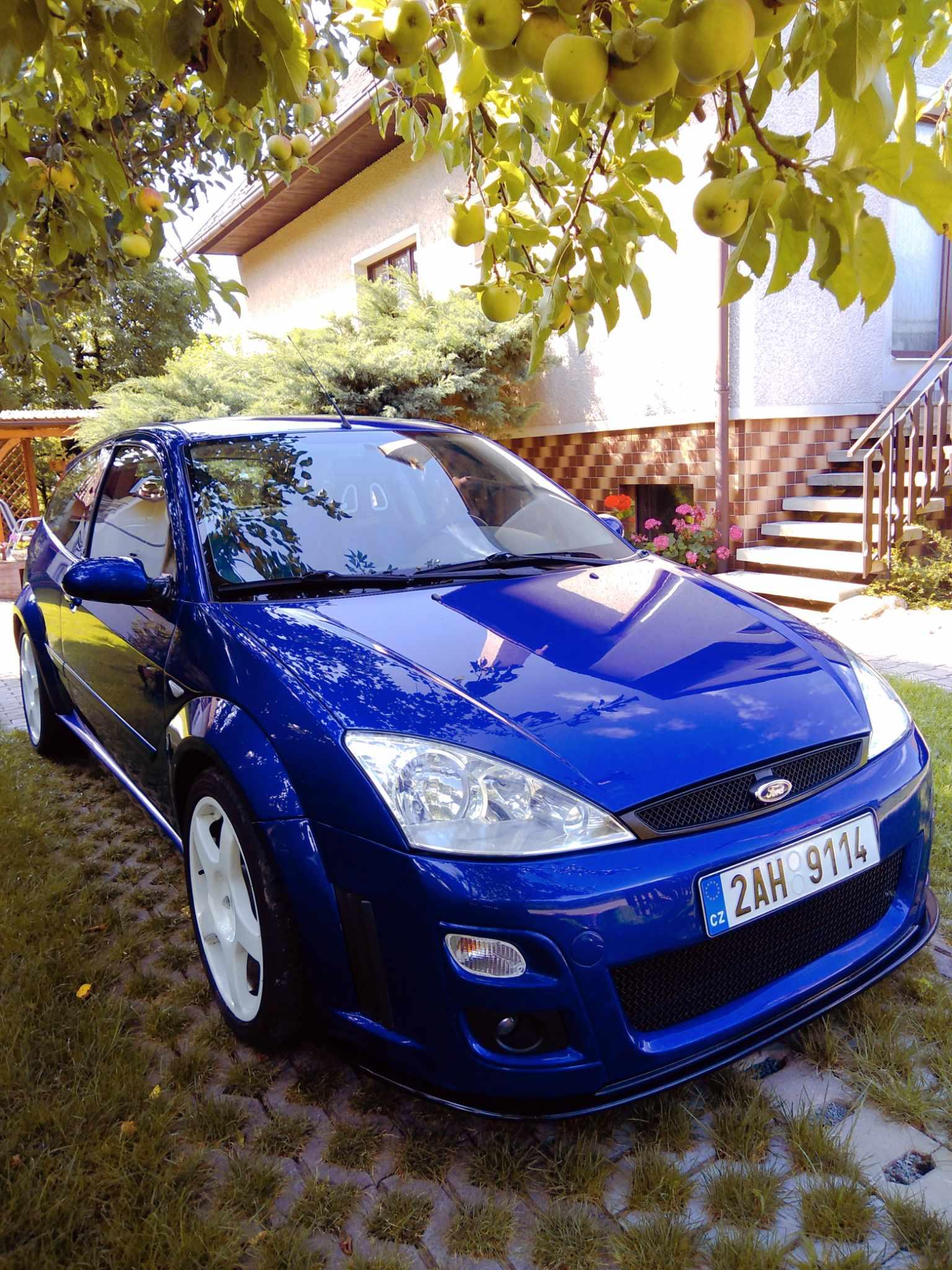 2002 Ford Focus RS, tmavomodrá hatchback, 117 000 km