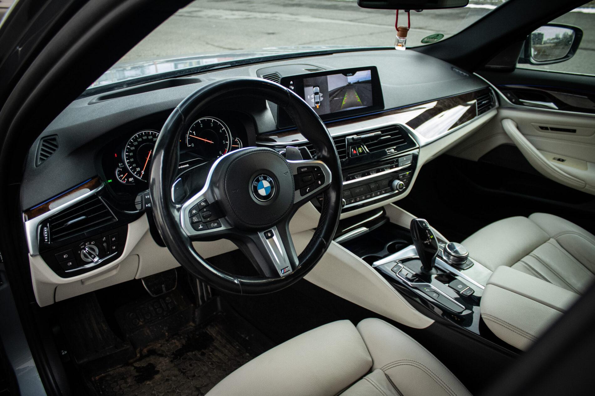 2017 BMW 540d, sivá sedan, 182 573 km