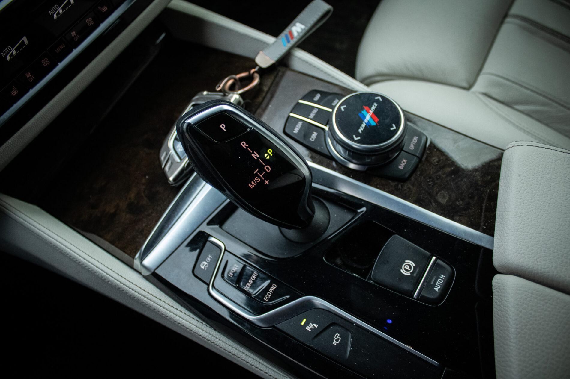2017 BMW 540d, sivá sedan, 182 573 km
