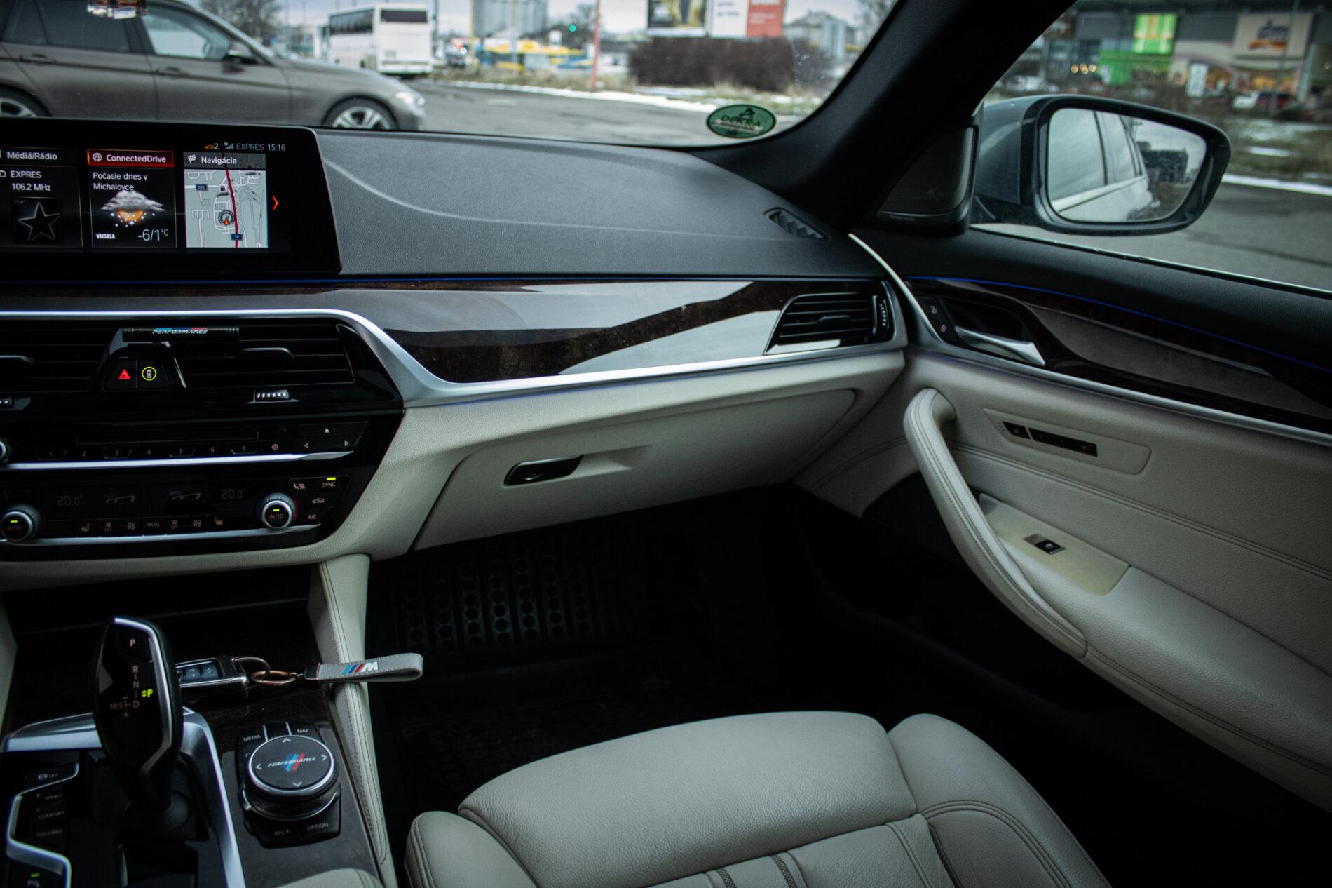 2017 BMW 540d, sivá sedan, 182 573 km