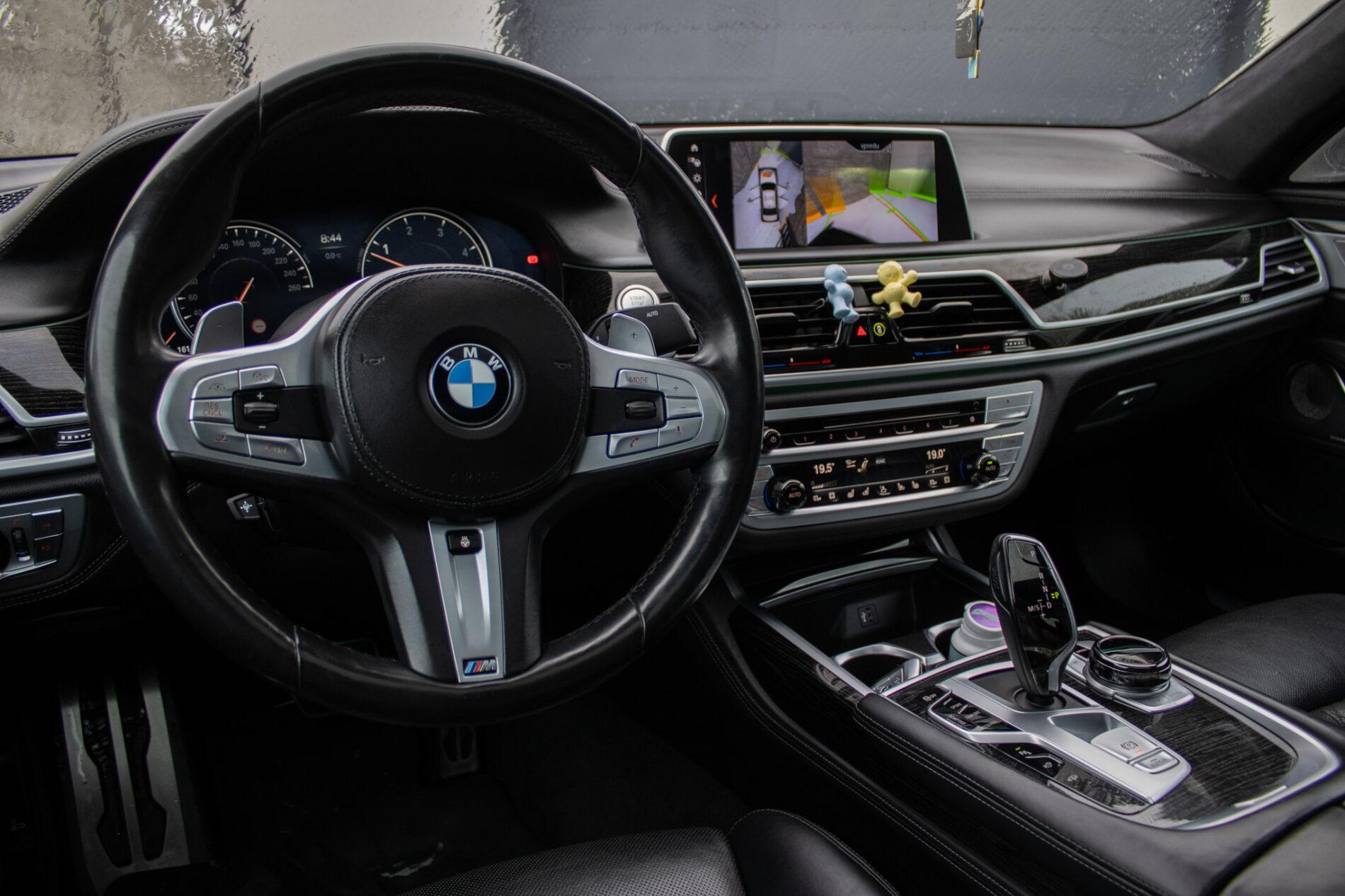 2018 BMW 740d, biela sedan, 208 000 km