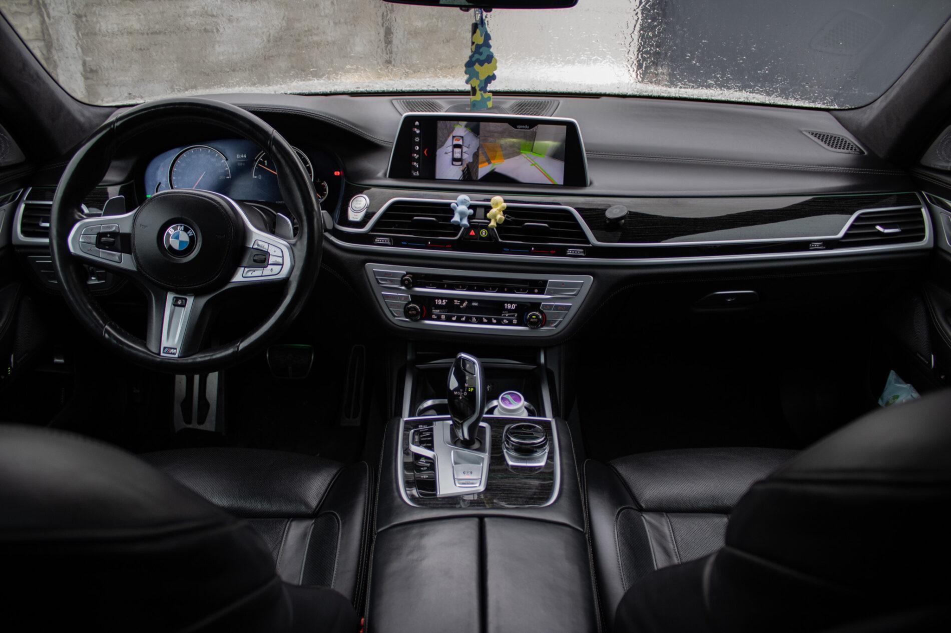 2018 BMW 740d, biela sedan, 208 000 km
