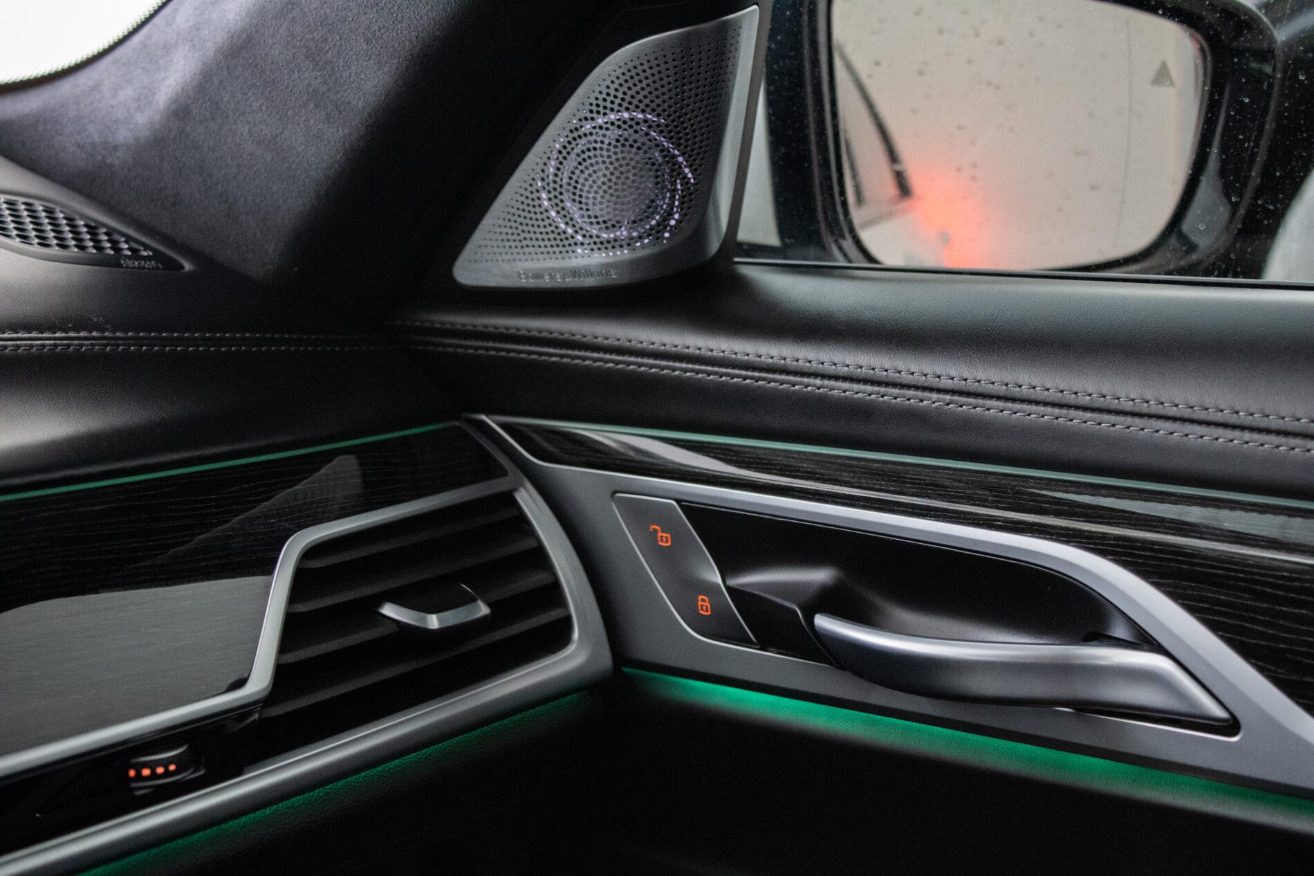 2018 BMW 740d, biela sedan, 208 000 km