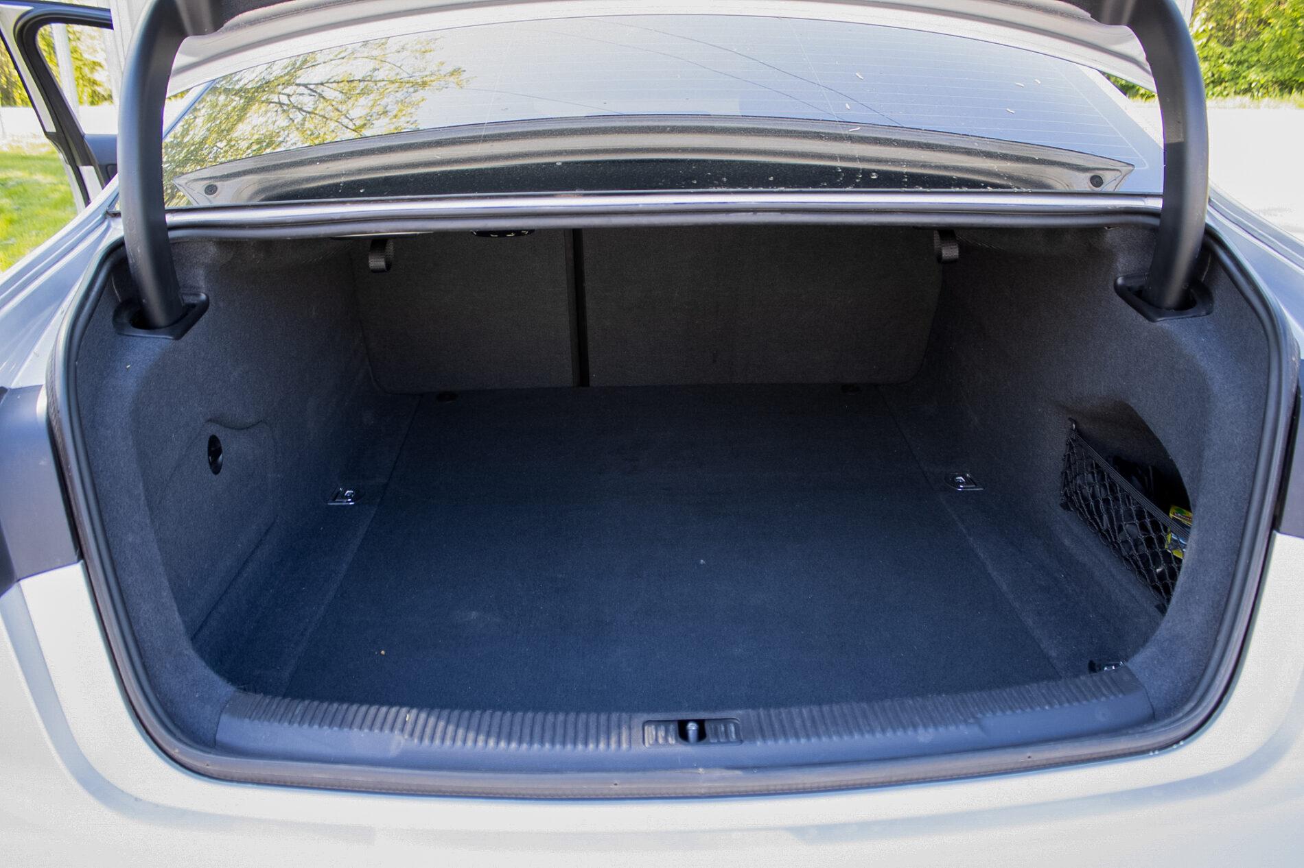 2012 AUDI A6, sivá sedan, 257 048 km