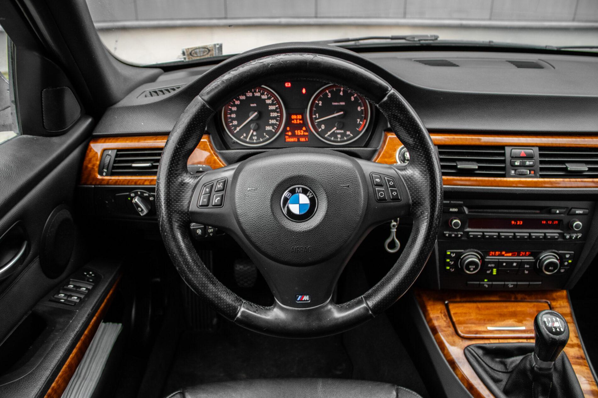 2011 BMW 325i, sivá kombi, 293 972 km