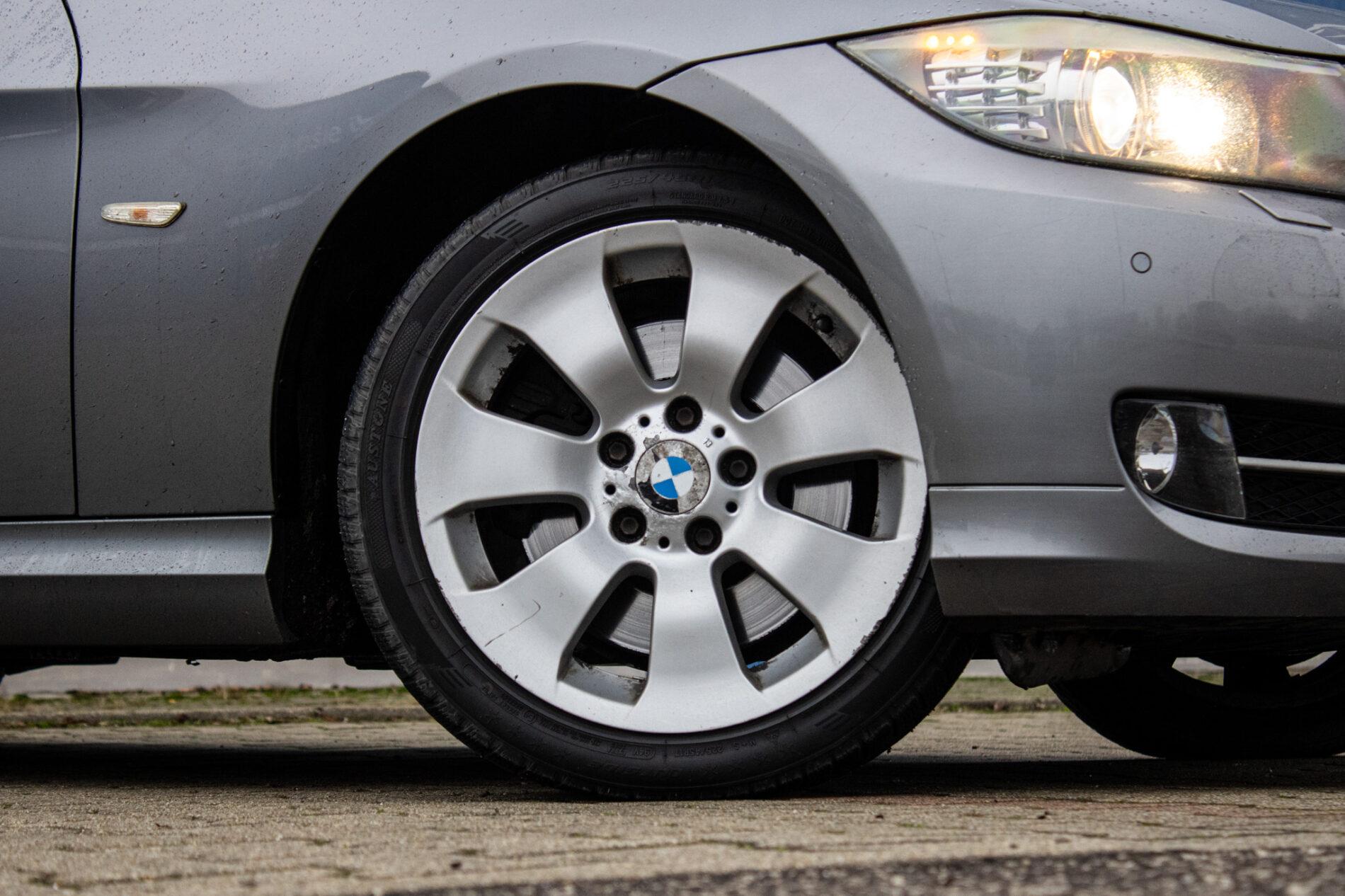 2011 BMW 325i, sivá kombi, 293 972 km