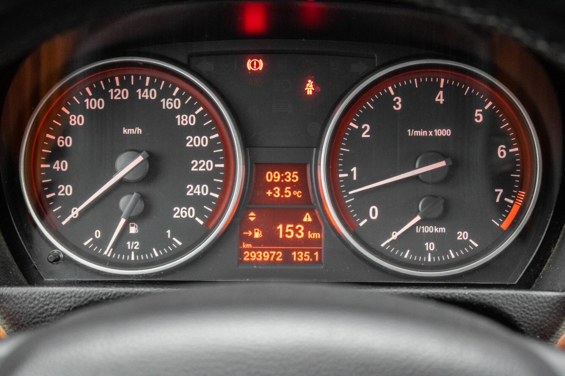 2011 BMW 325i, sivá kombi, 293 972 km