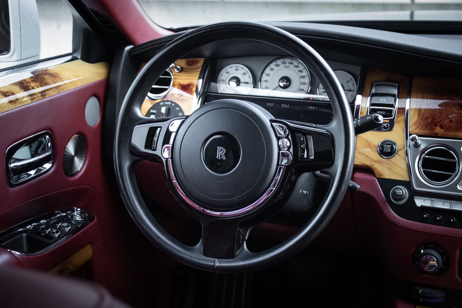 2014 Rolls-Royce Ghost, biela sedan, 89 500 km