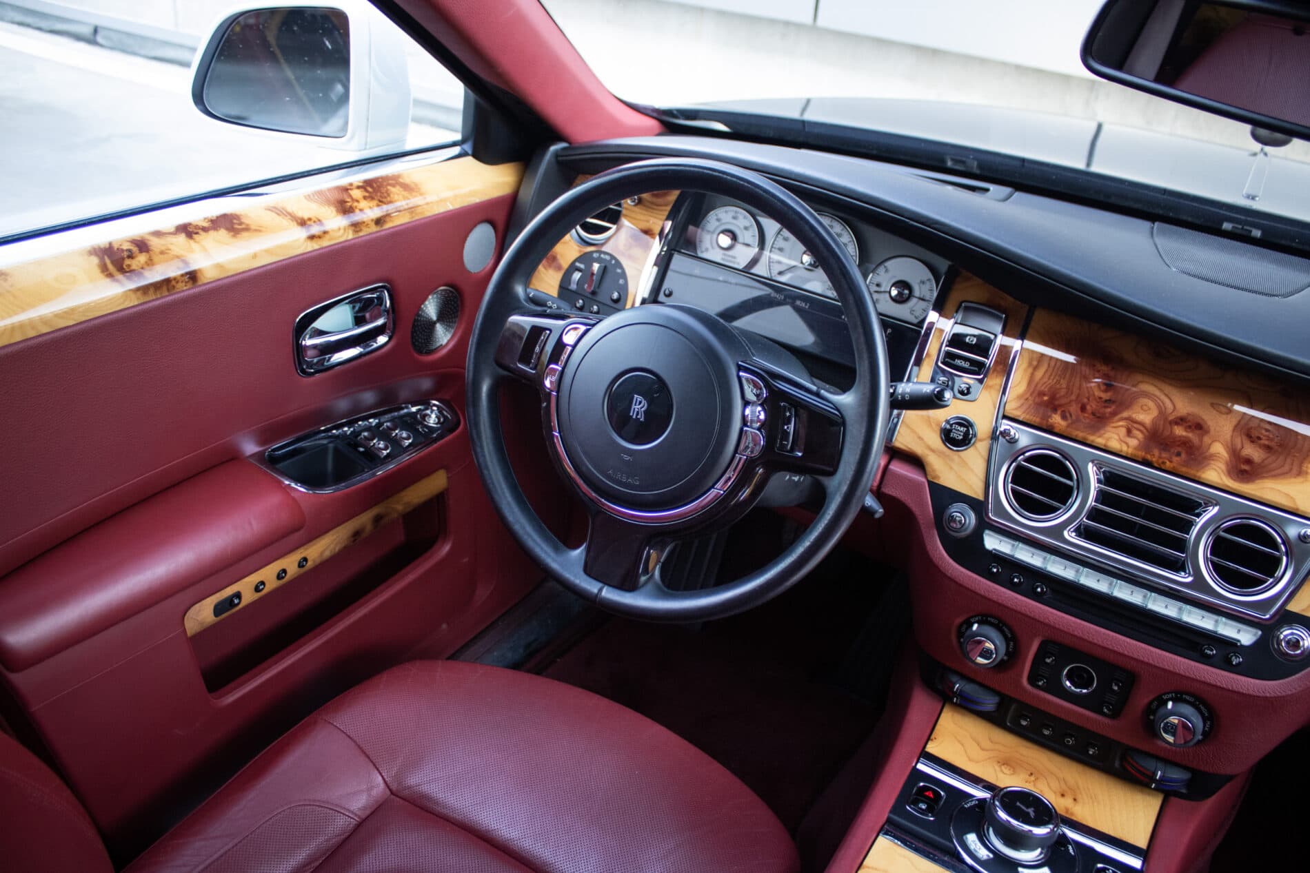 2014 Rolls-Royce Ghost, biela sedan, 89 500 km