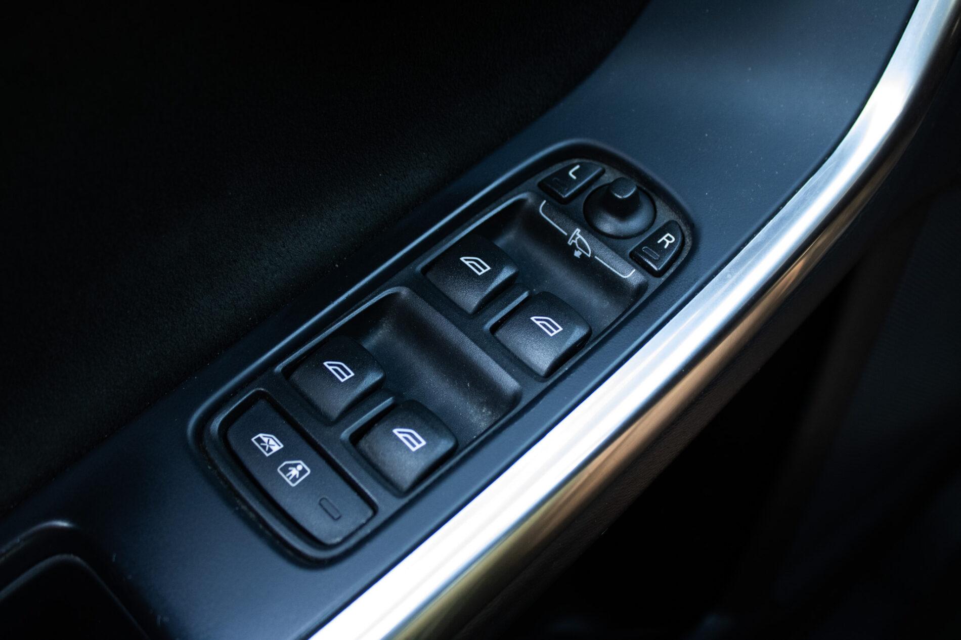 2017 Volvo V60 Polestar, modrá kombi, 57 641 km