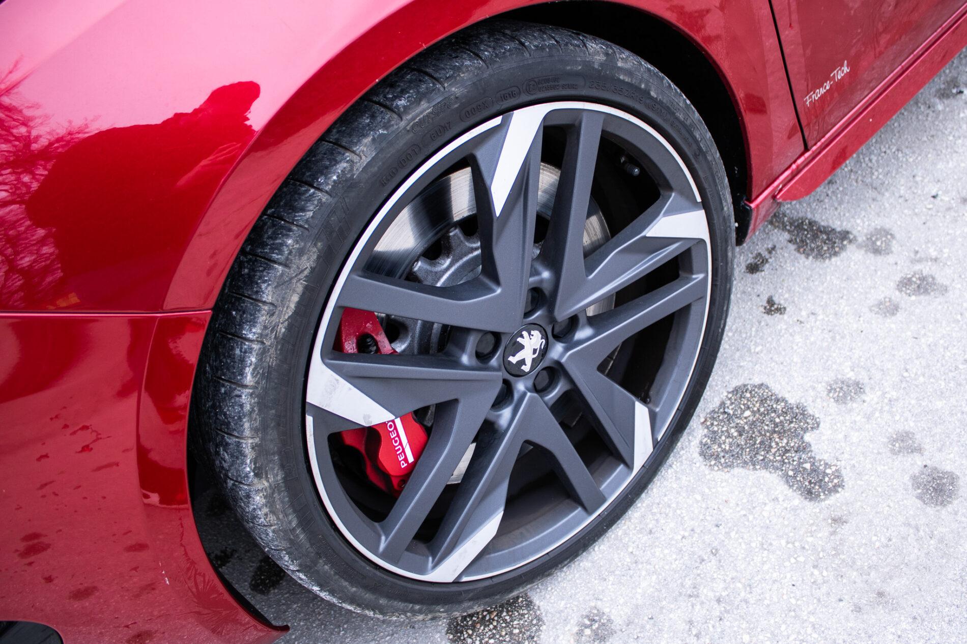 2016 Peugeot 308 GTi, červená hatchback, 30 692 km