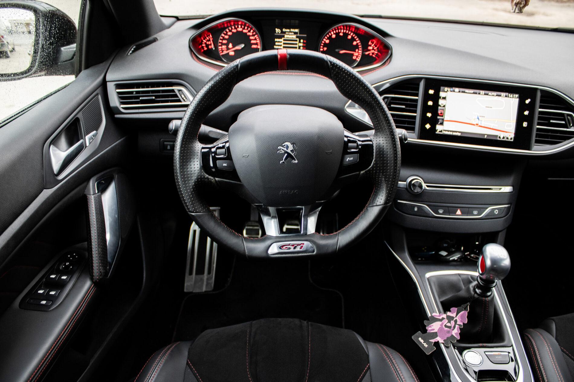 2016 Peugeot 308 GTi, červená hatchback, 30 692 km