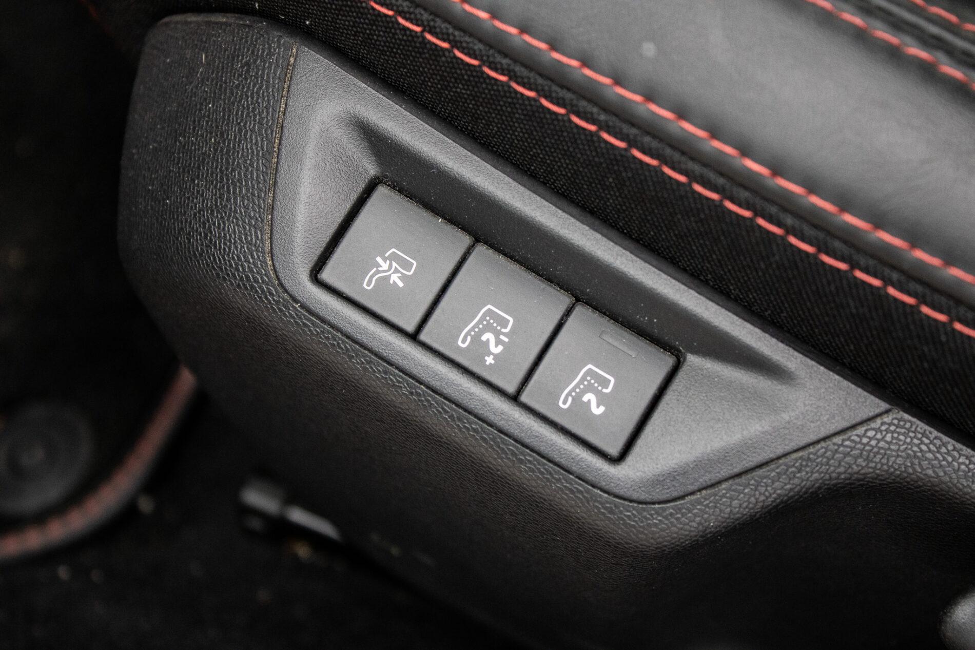 2016 Peugeot 308 GTi, červená hatchback, 30 692 km