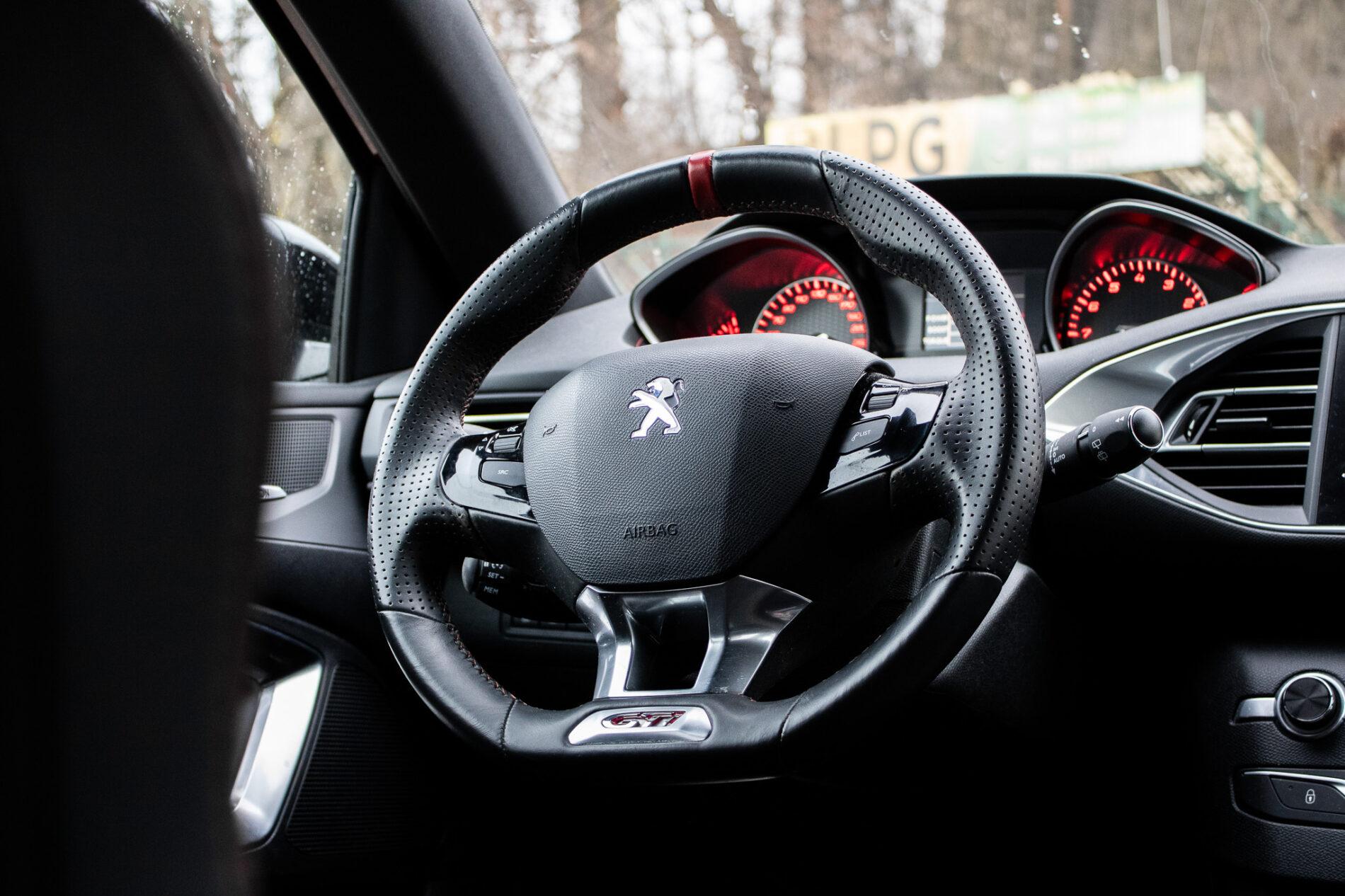 2016 Peugeot 308 GTi, červená hatchback, 30 692 km