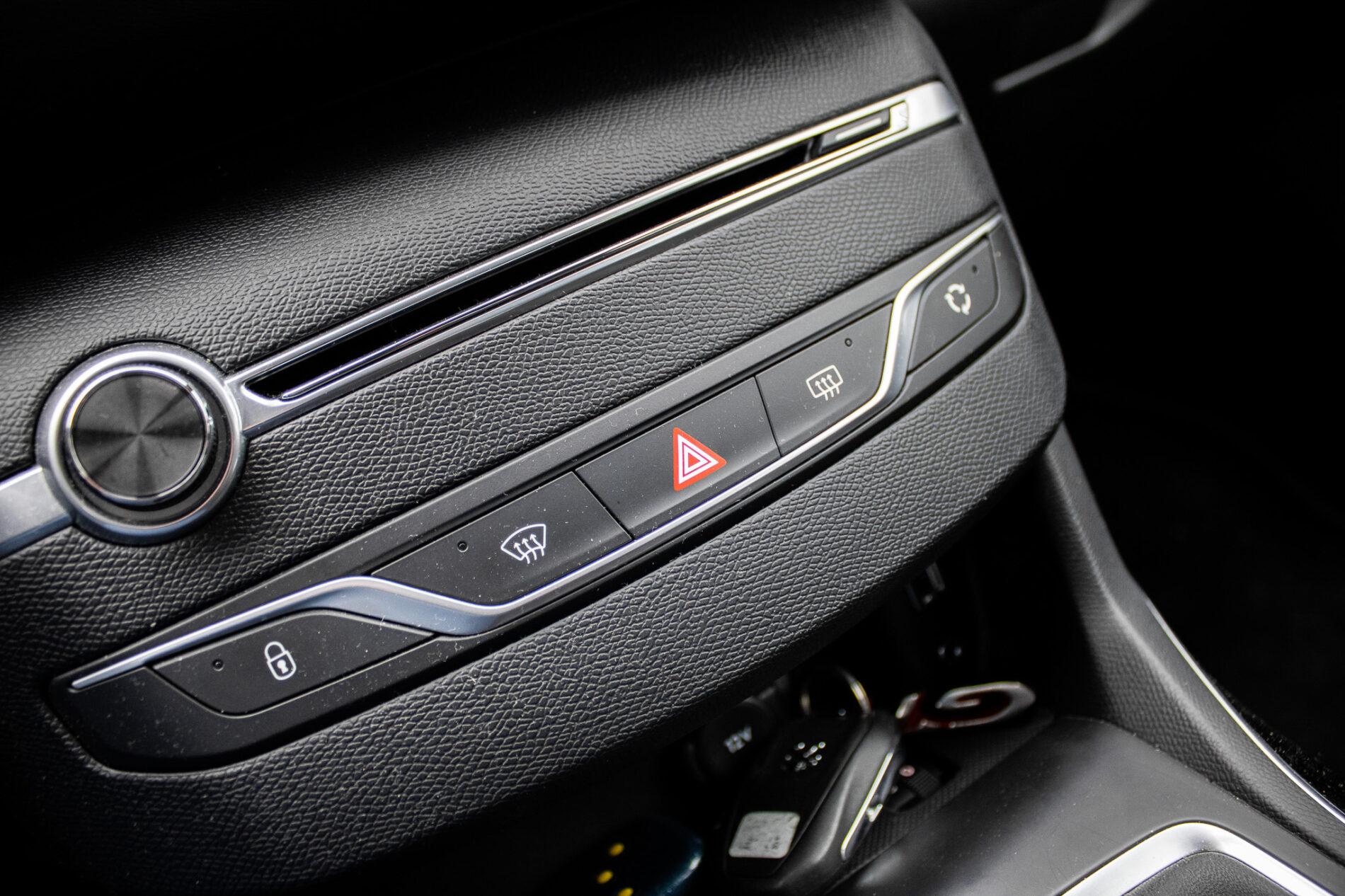 2016 Peugeot 308 GTi, červená hatchback, 30 692 km
