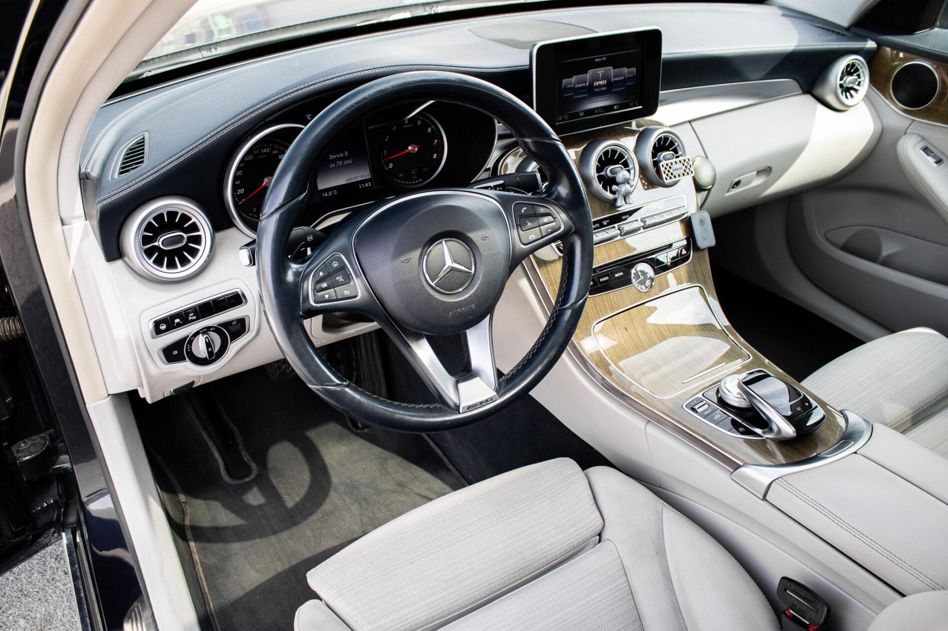 2015 Mercedes-Benz C 400, modrá sedan, 191 643 km