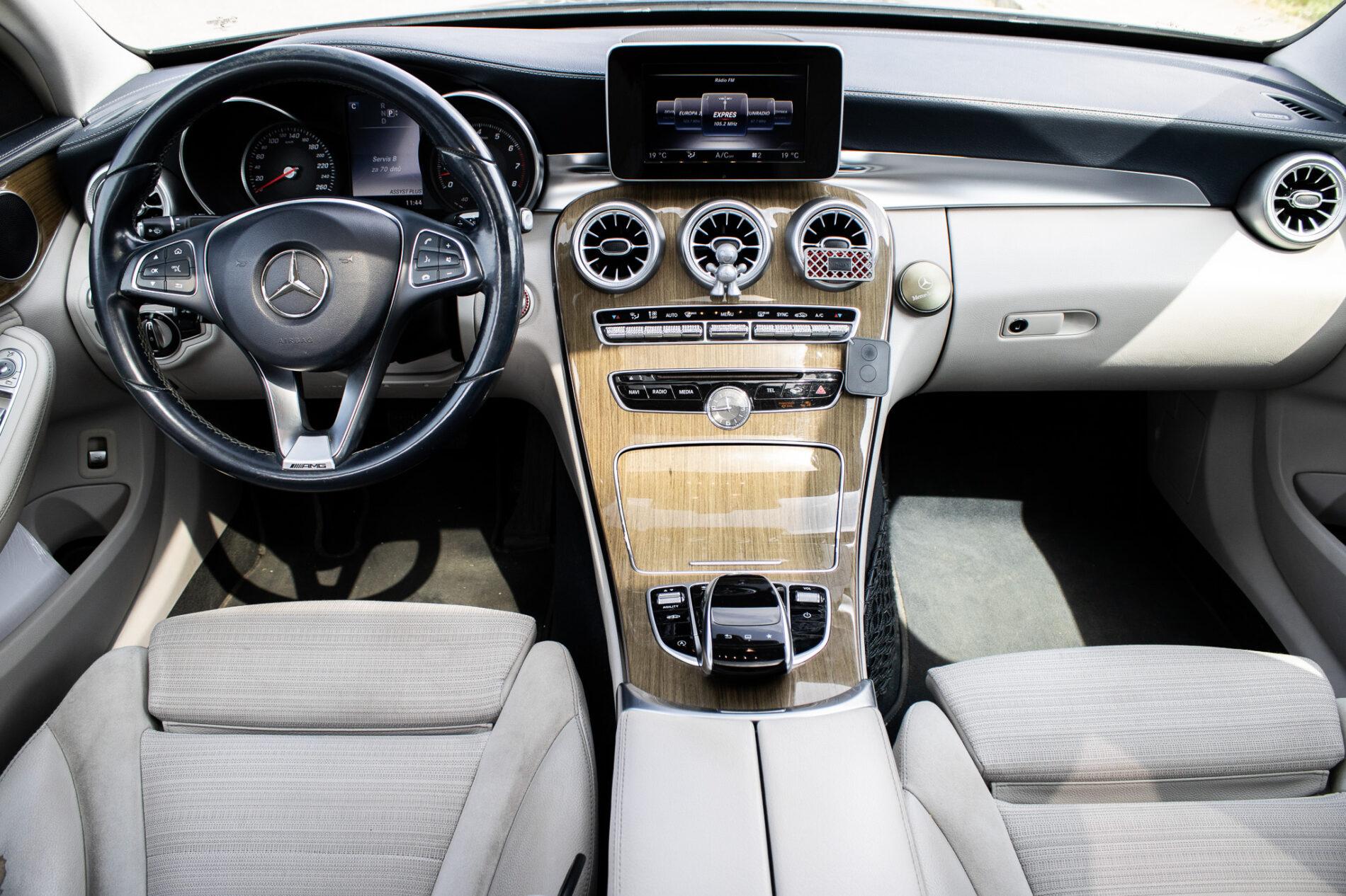 2015 Mercedes-Benz C 400, modrá sedan, 191 643 km
