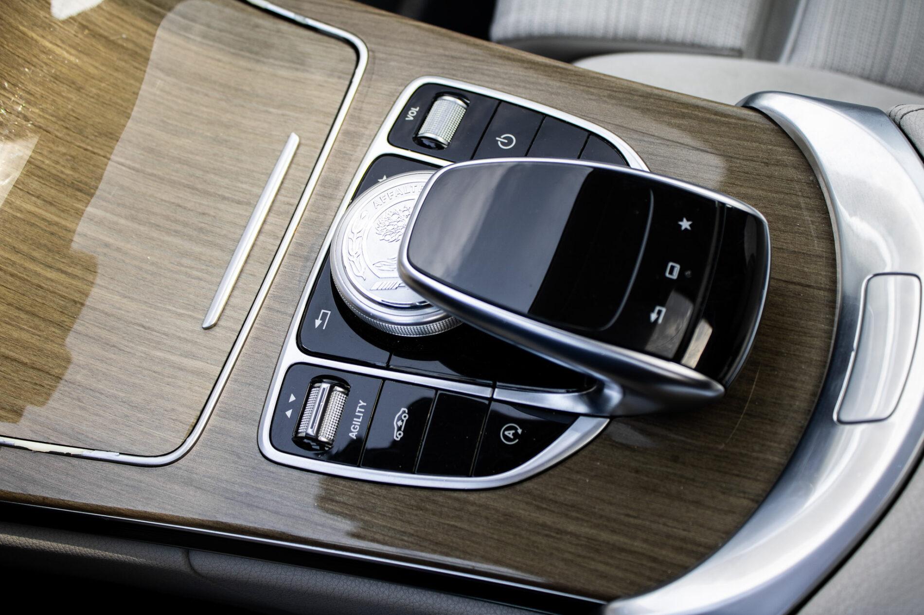 2015 Mercedes-Benz C 400, modrá sedan, 191 643 km