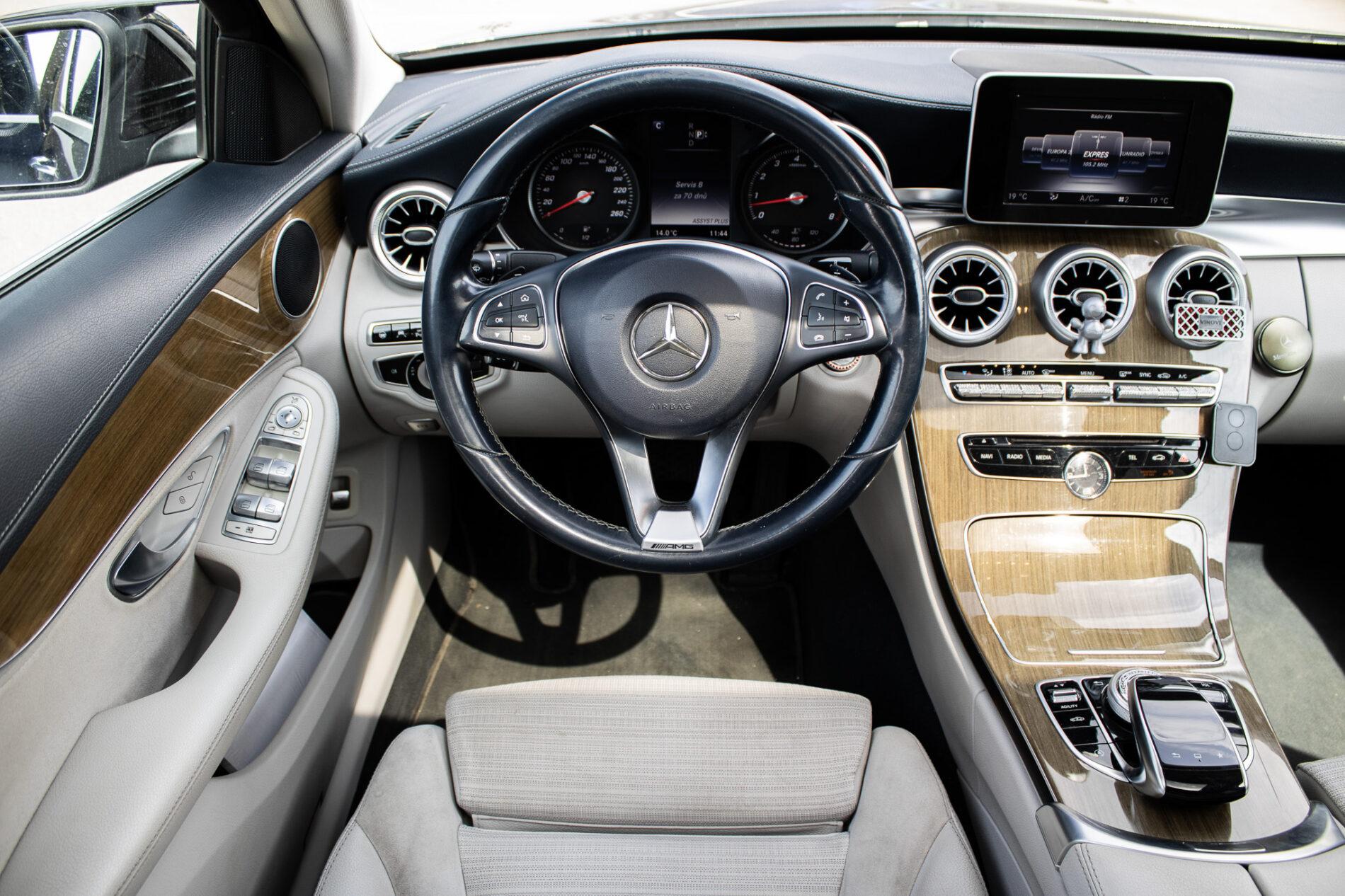 2015 Mercedes-Benz C 400, modrá sedan, 191 643 km