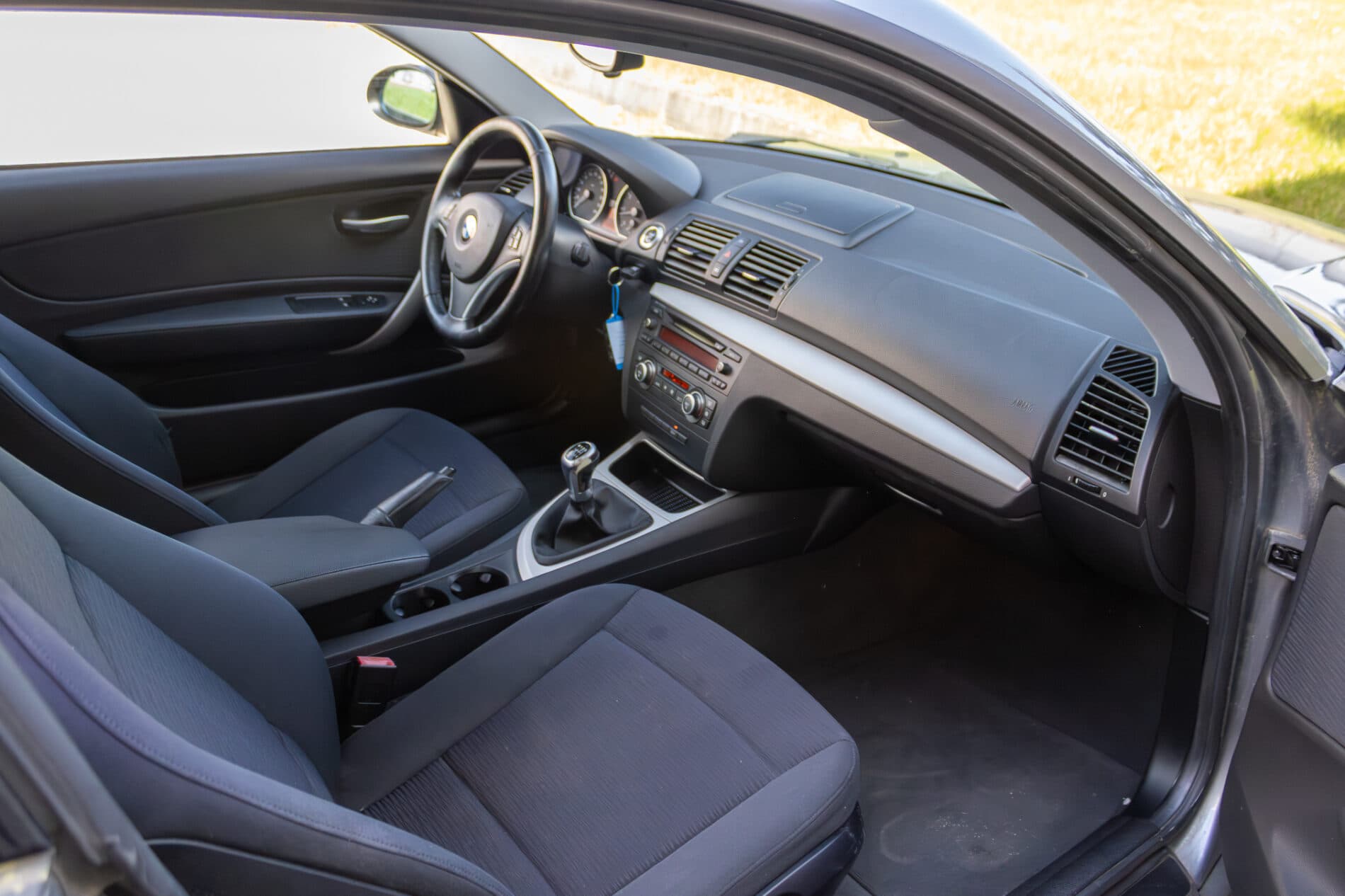 2009 BMW 120i, sivá kupé, 148 765 km