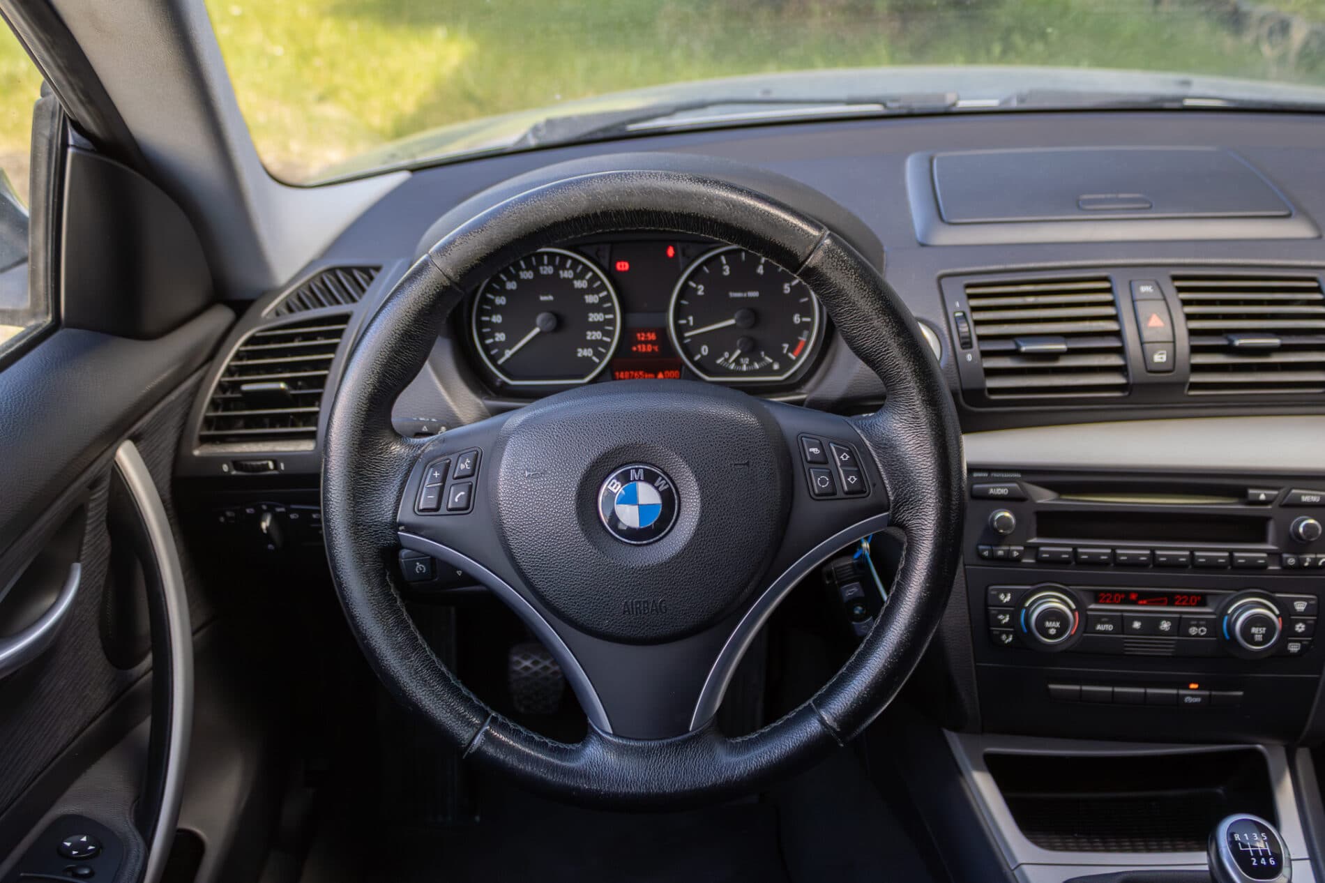 2009 BMW 120i, sivá kupé, 148 765 km