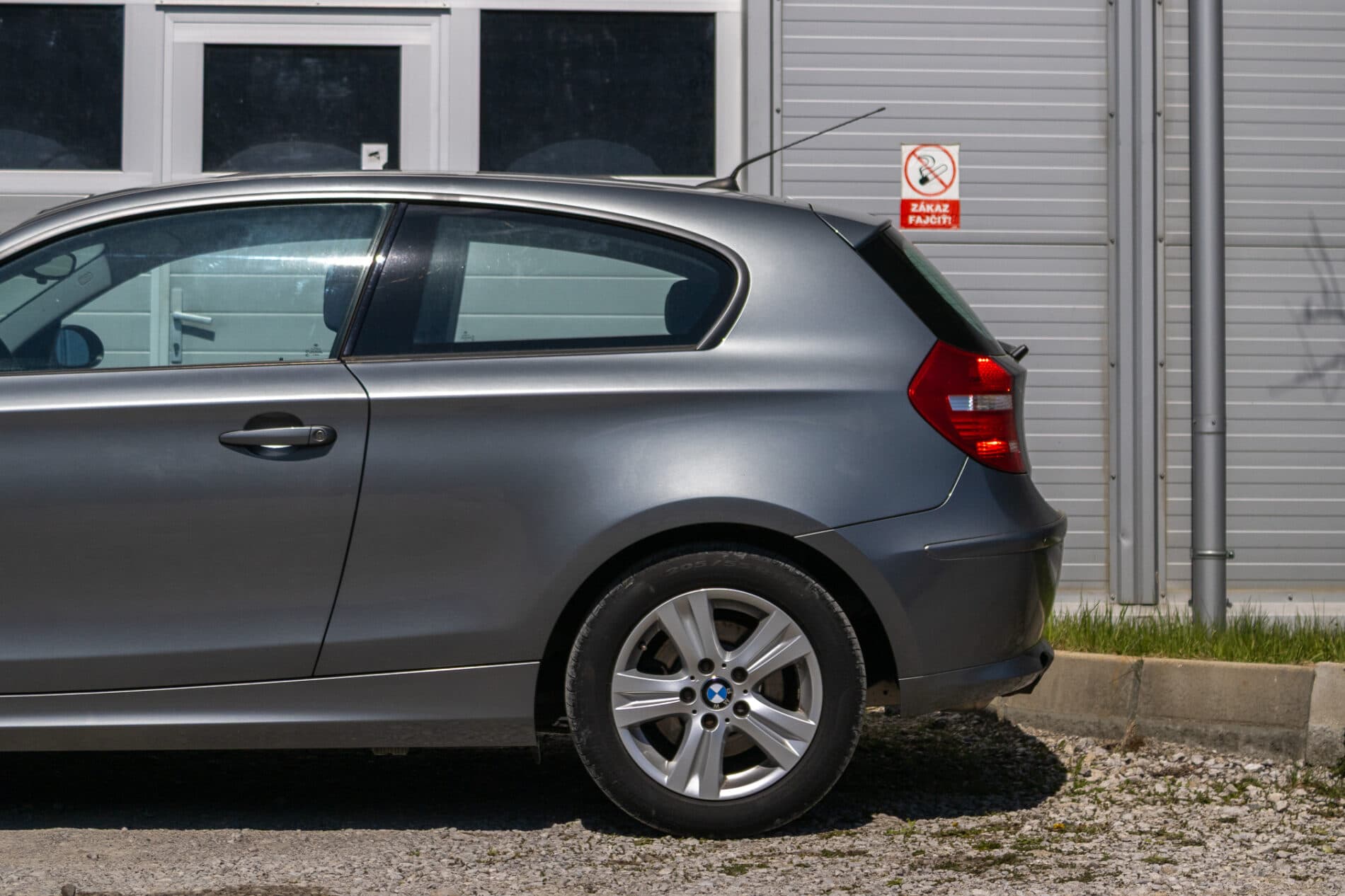 2009 BMW 120i, sivá kupé, 148 765 km
