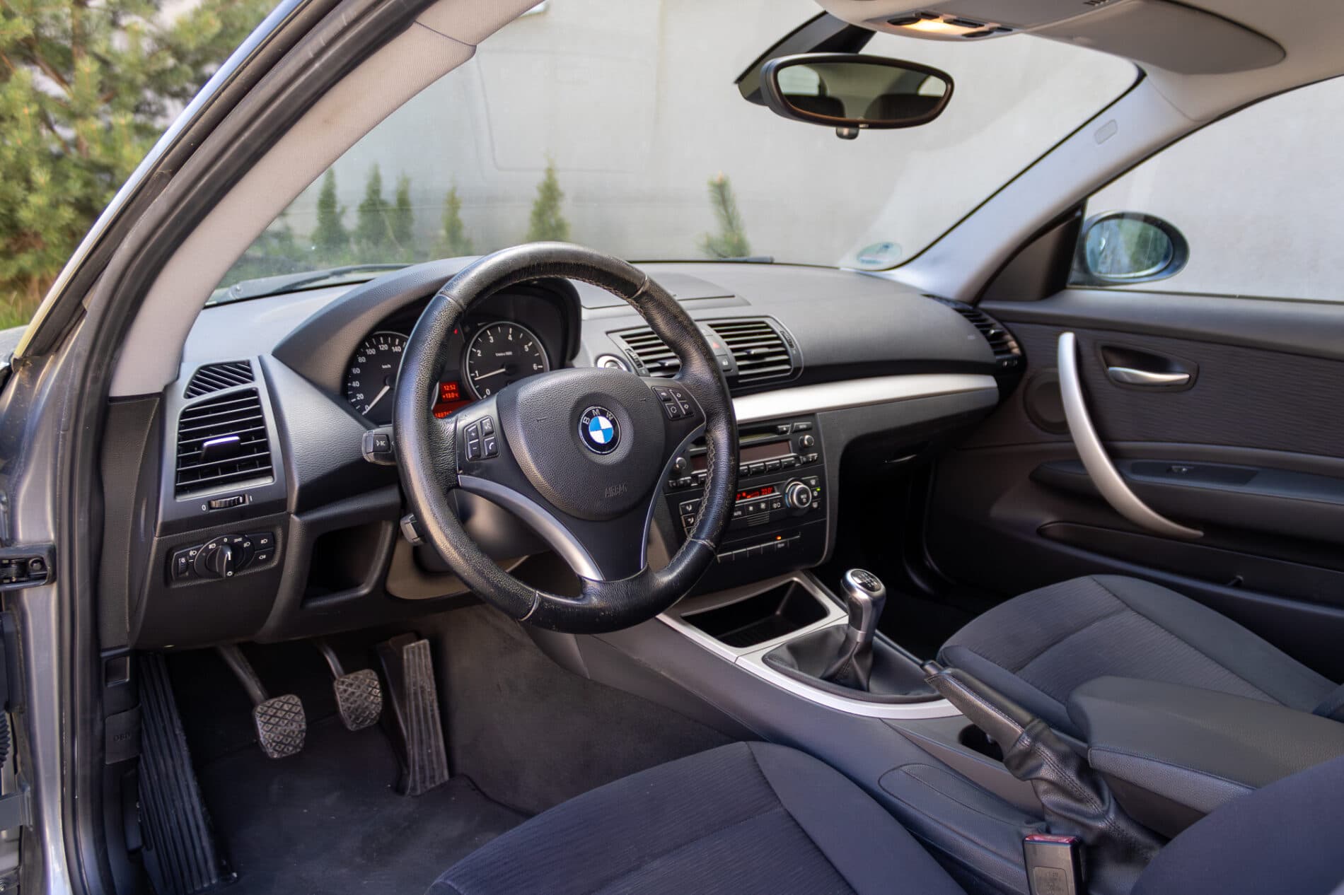2009 BMW 120i, sivá kupé, 148 765 km