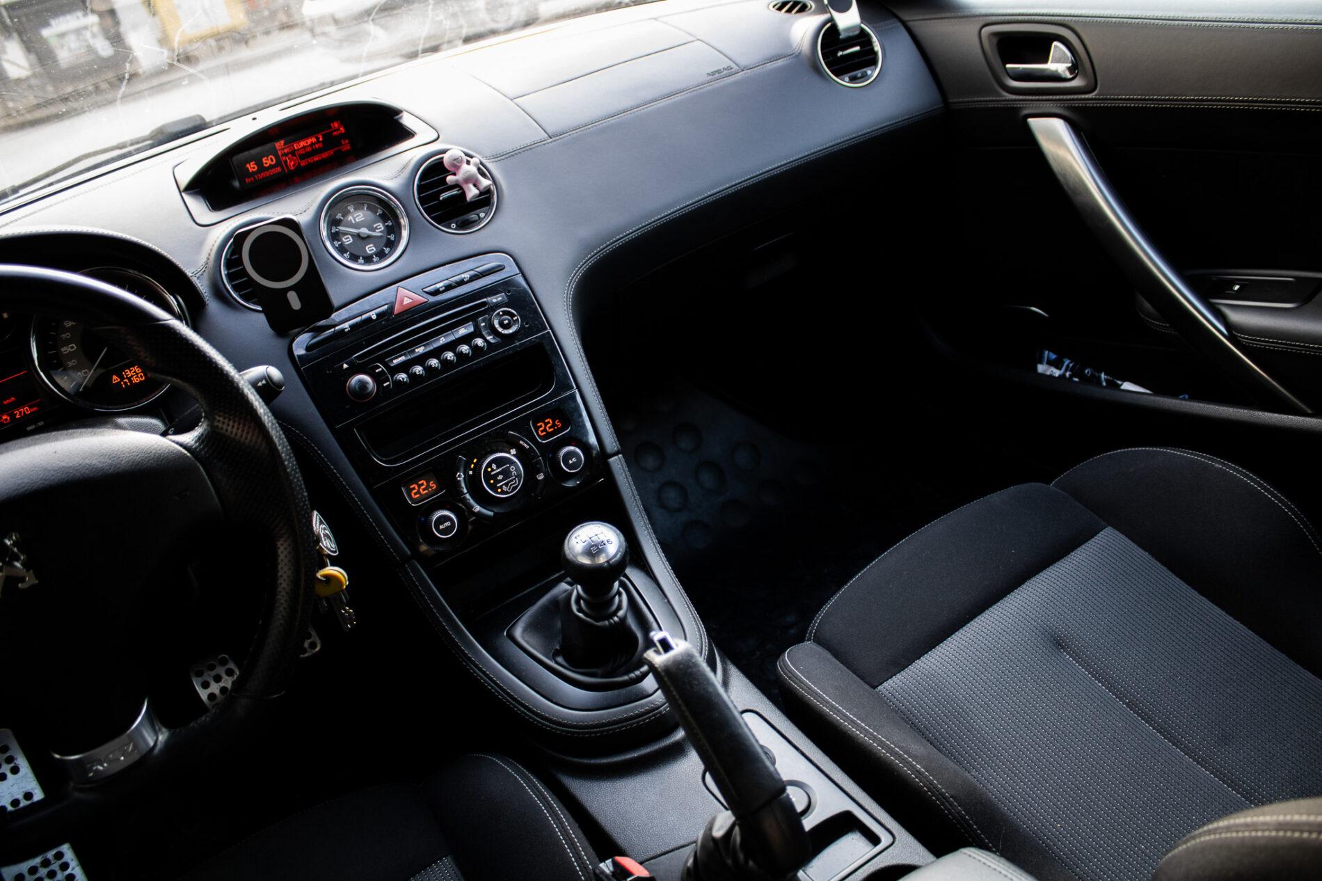 2012 Peugeot RCZ, biela kupé, 171 601 km
