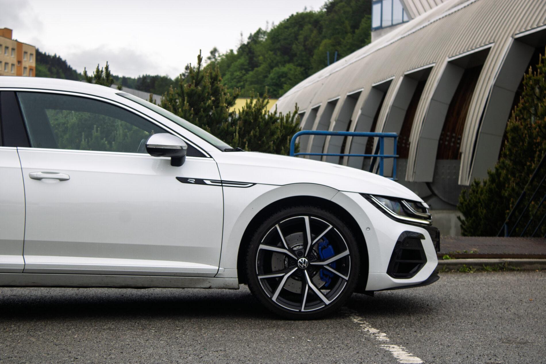 2022 Volkswagen Arteon R, biela kombi, 64 564 km