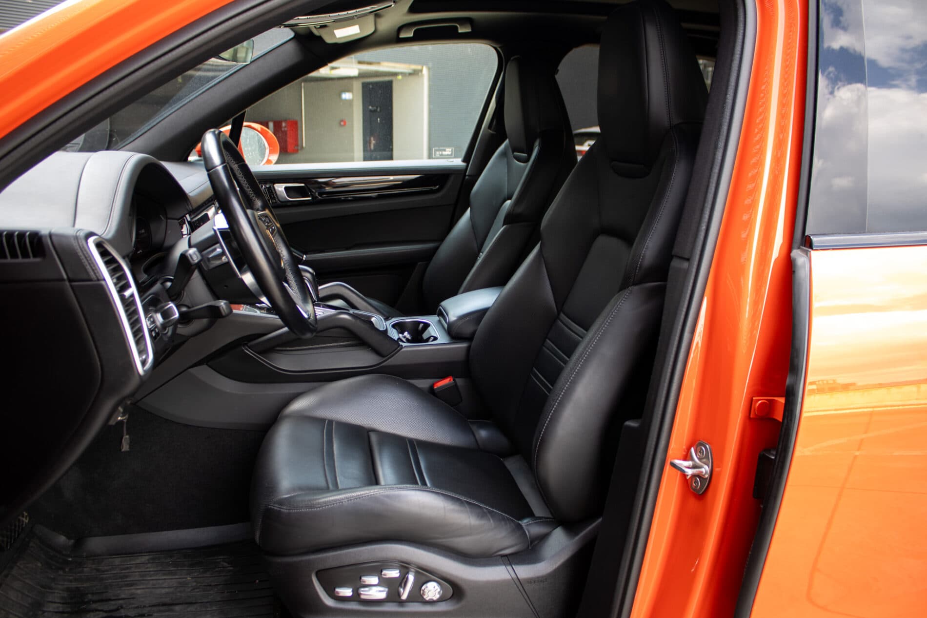 2021 Porsche Cayenne, oranžová suv, 175 466 km