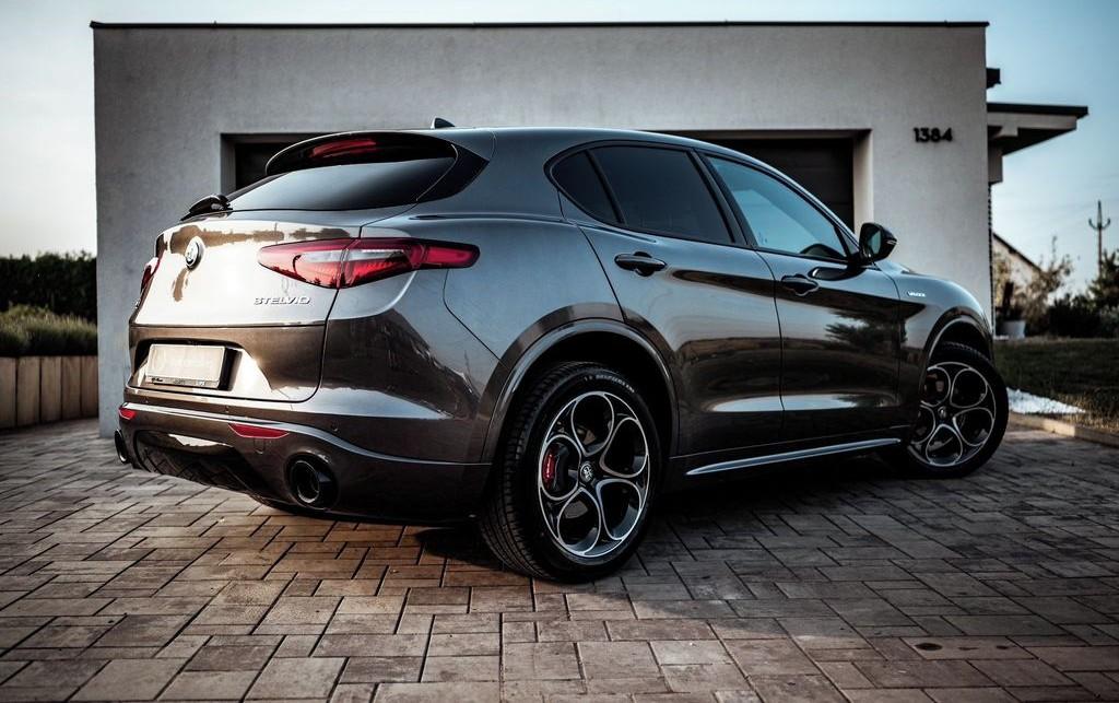 2023 Alfa Romeo Stelvio Veloce Q4, sivá suv, 17 800 km