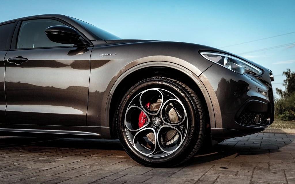 2023 Alfa Romeo Stelvio Veloce Q4, sivá suv, 17 800 km