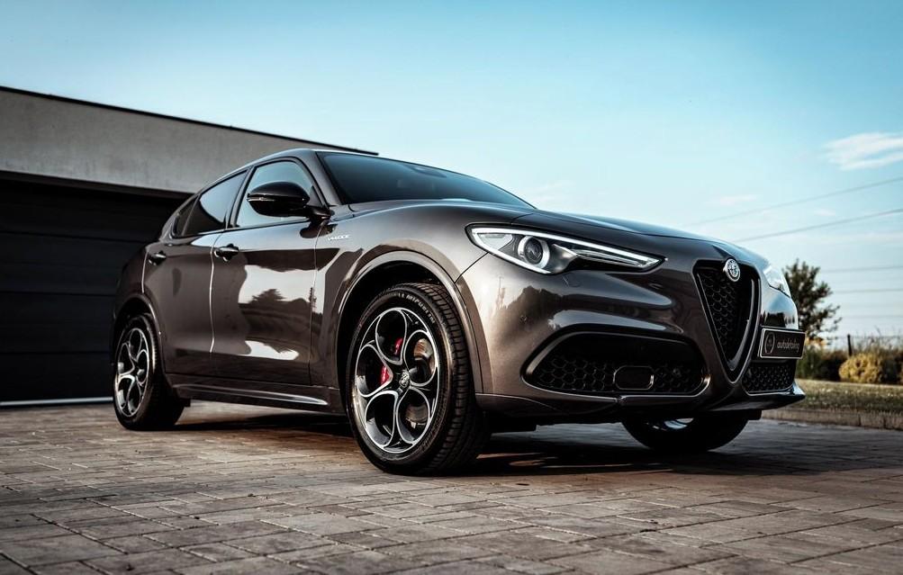 2023 Alfa Romeo Stelvio Veloce Q4, sivá suv, 17 800 km