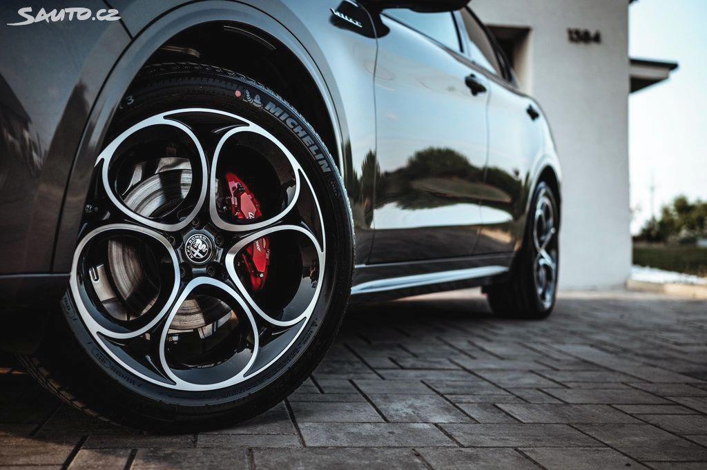 2023 Alfa Romeo Stelvio Veloce Q4, sivá suv, 17 800 km