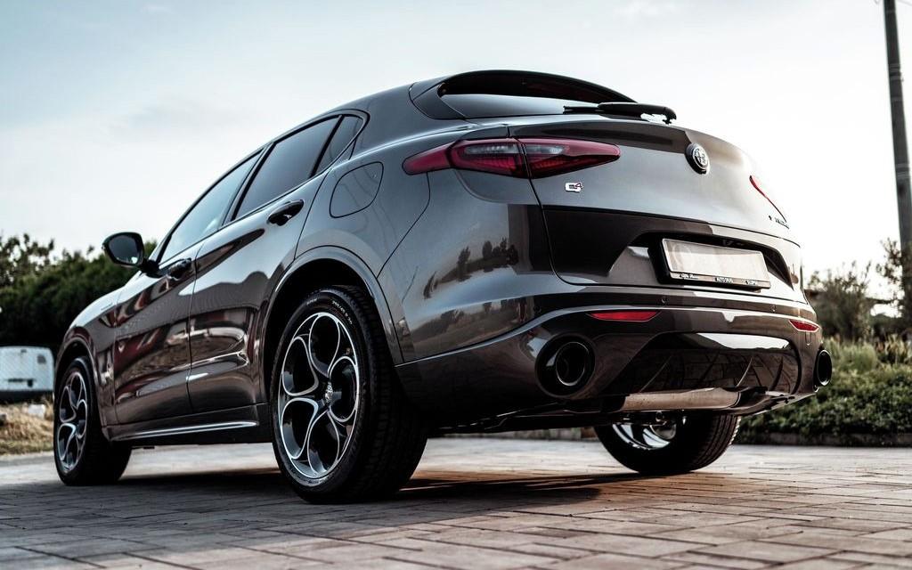 2023 Alfa Romeo Stelvio Veloce Q4, sivá suv, 17 800 km