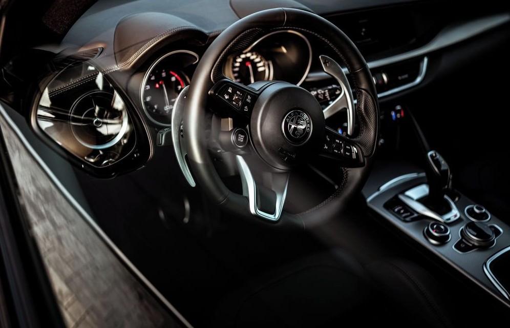 2023 Alfa Romeo Stelvio Veloce Q4, sivá suv, 17 800 km