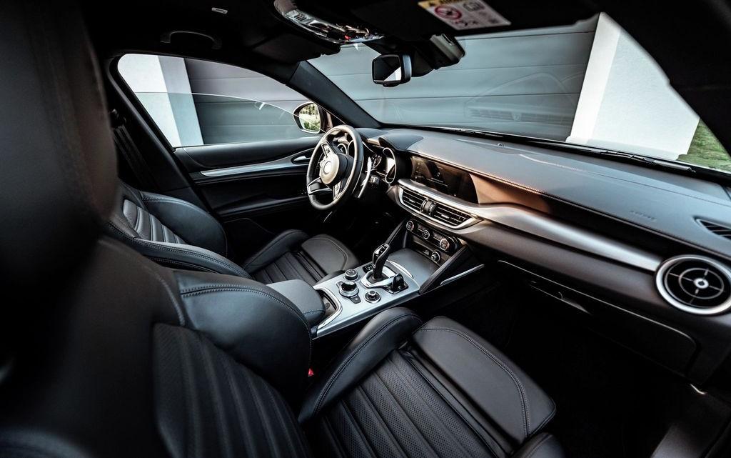 2023 Alfa Romeo Stelvio Veloce Q4, sivá suv, 17 800 km