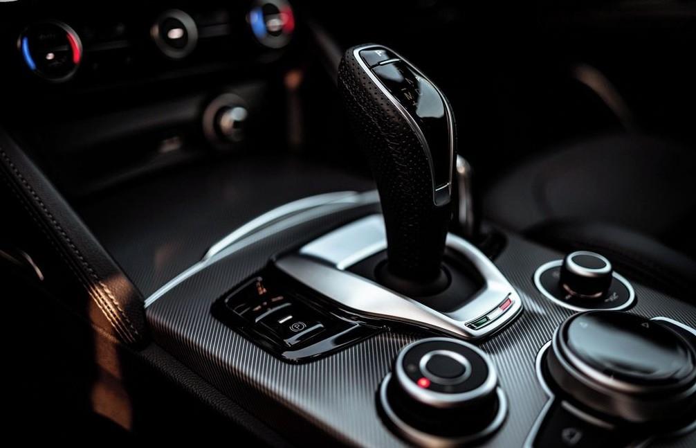 2023 Alfa Romeo Stelvio Veloce Q4, sivá suv, 17 800 km