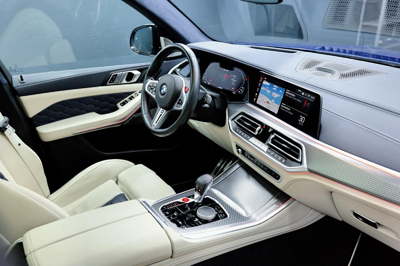 2022 BMW X5 M, tmavomodrá suv, 29 800 km