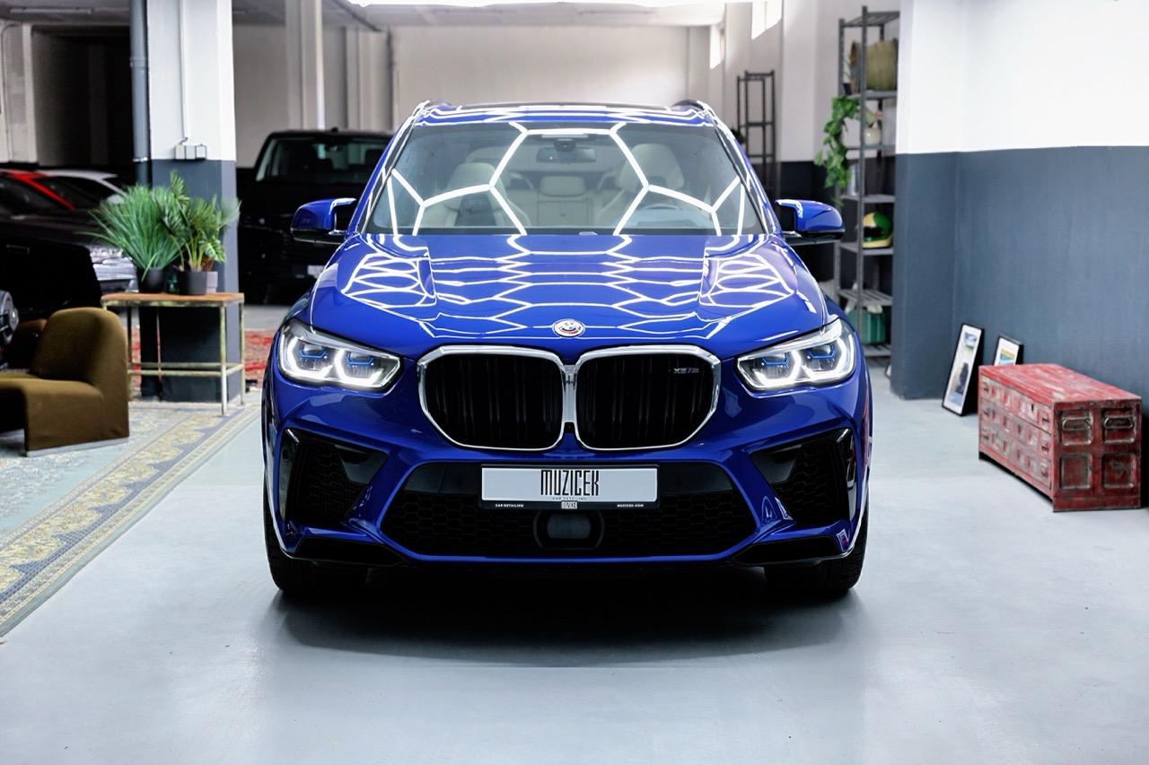 2022 BMW X5 M, tmavomodrá suv, 29 800 km