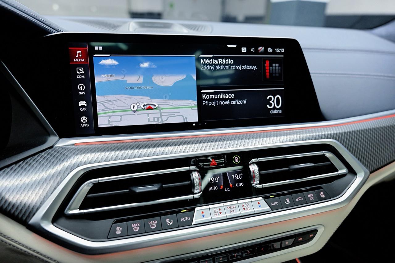 2022 BMW X5 M, tmavomodrá suv, 29 800 km
