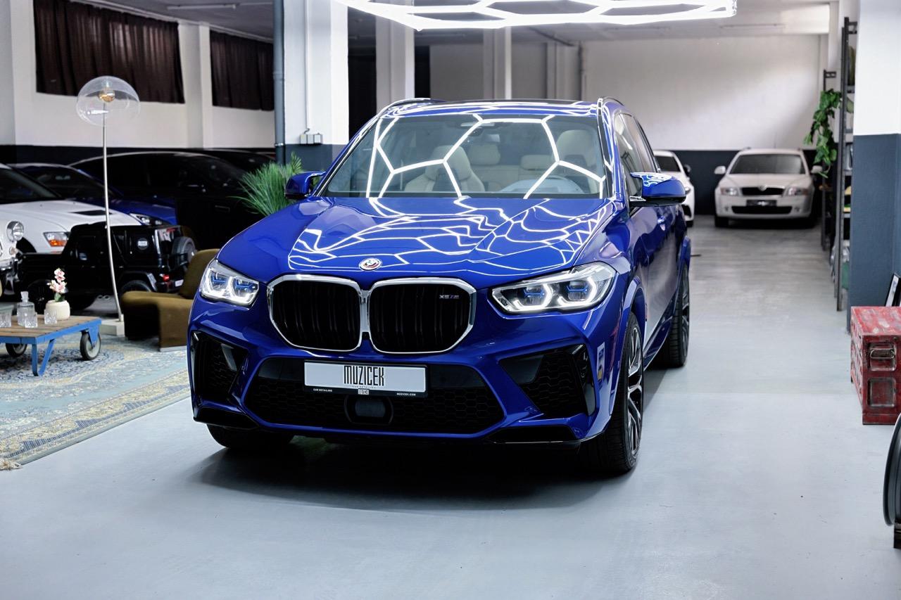 2022 BMW X5 M, tmavomodrá suv, 29 800 km