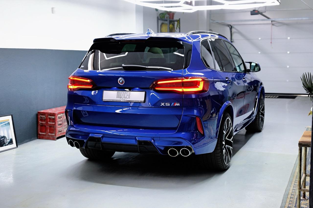 2022 BMW X5 M, tmavomodrá suv, 29 800 km