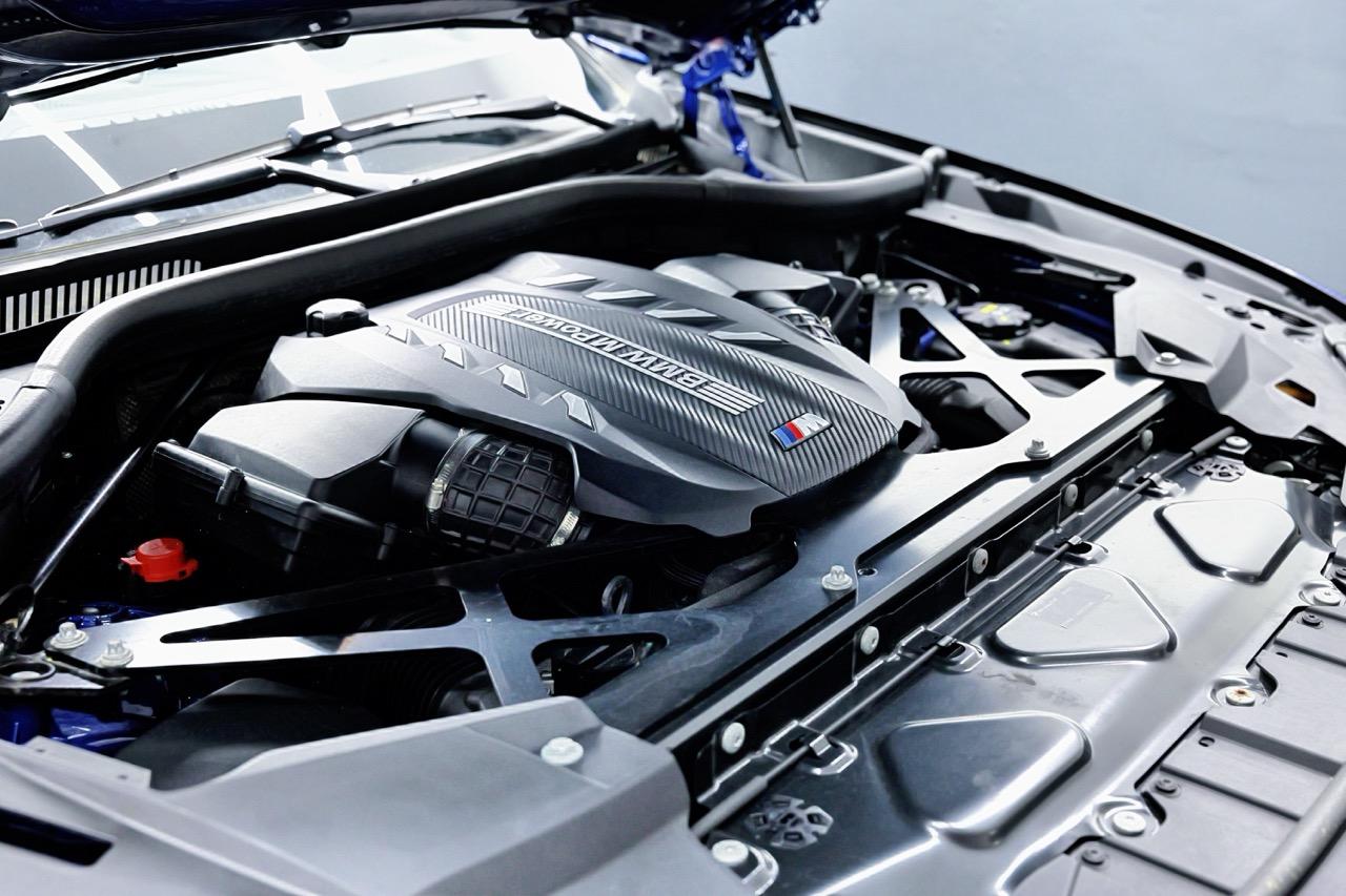 2022 BMW X5 M, tmavomodrá suv, 29 800 km